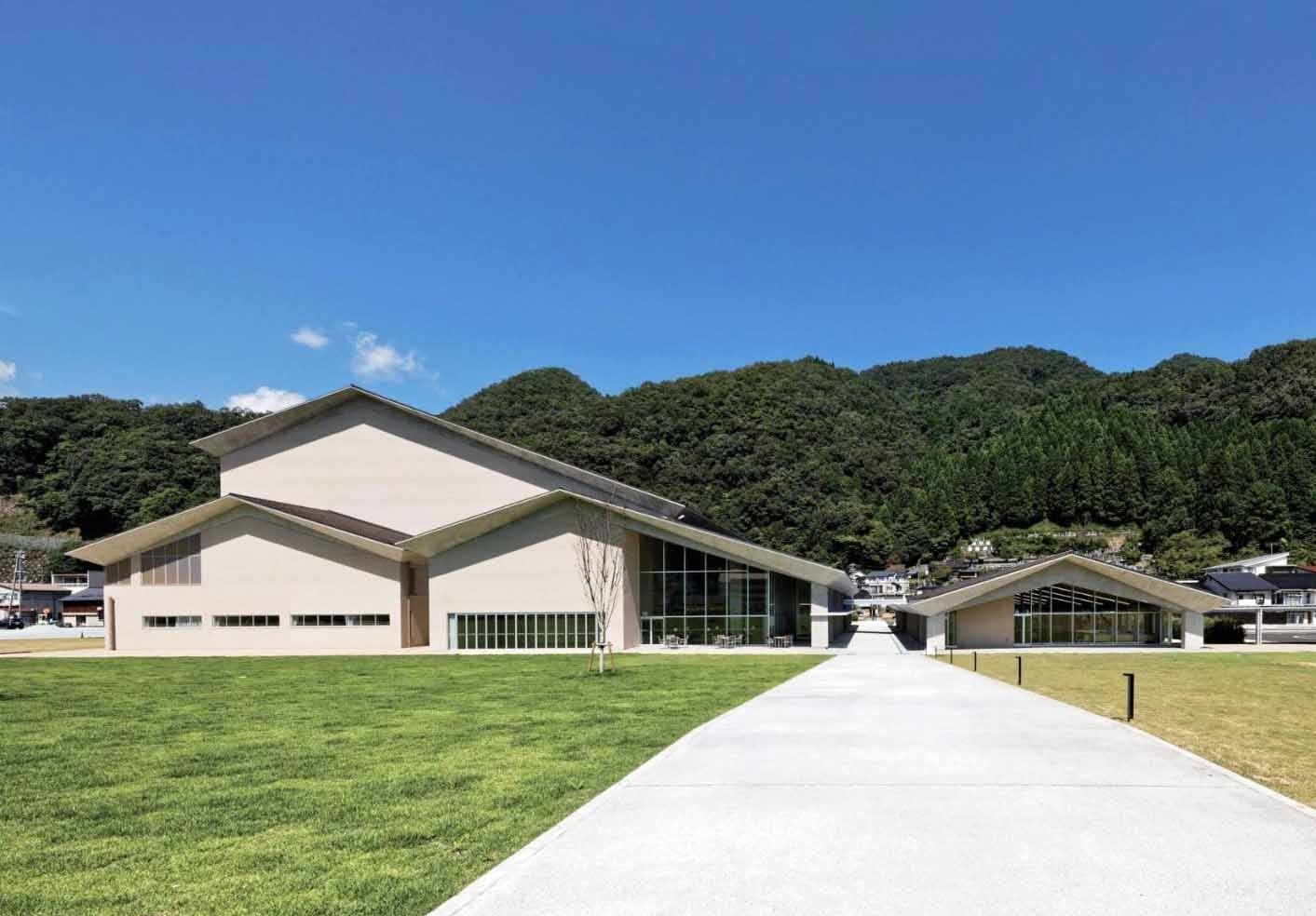 工場跡地に建つ「やぶ市民交流広場」 （画像提供：養父市）