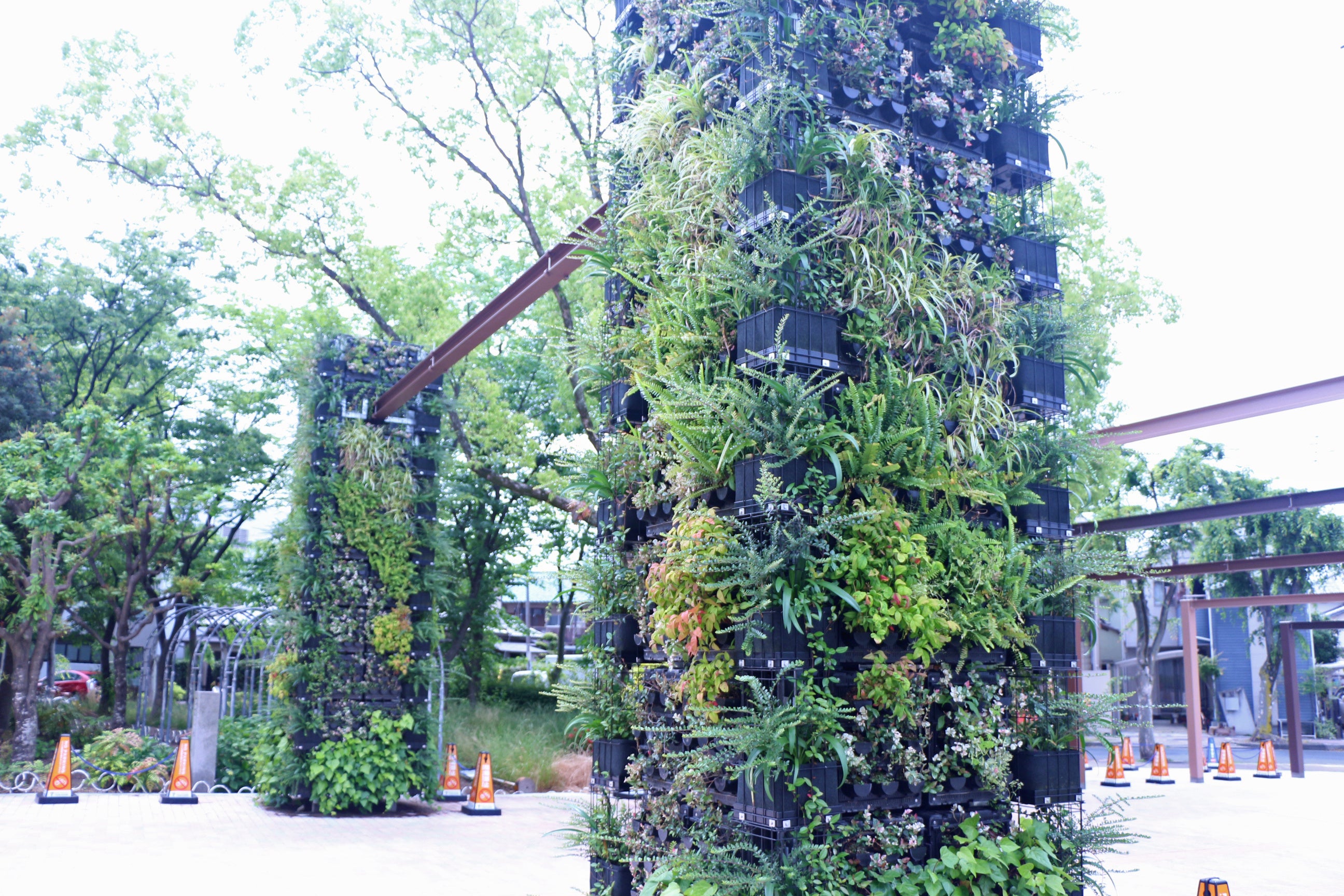 湯の華廊前、つかしん阪急伊丹線側入口にグリーンタワーが完成。色鮮やかなグリーンが皆さまをお迎えします