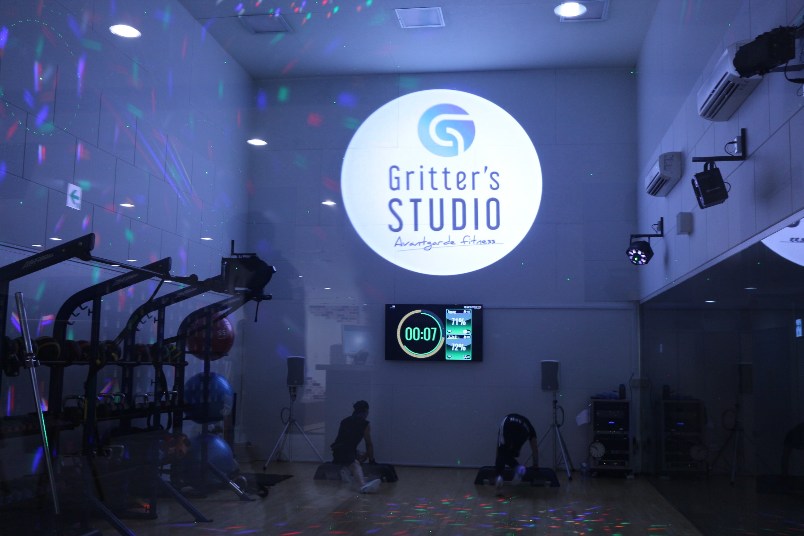 実際のスタジオ内はこんな感じです。光と音楽でエンタメ感たっぷりの非日常が体験できます