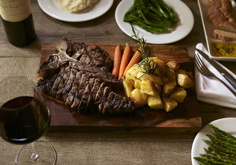 プライムグレードの牛肉のTボーンステーキ