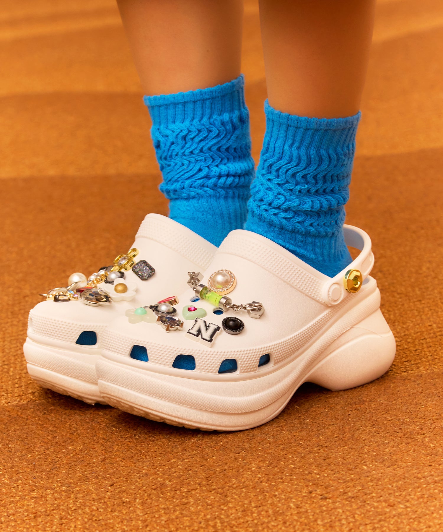 【新品】クロックス ベイクロッグ 厚底 ２４ crocs - crocs・ベイクロッグの通販 by UMISTORE｜クロックス