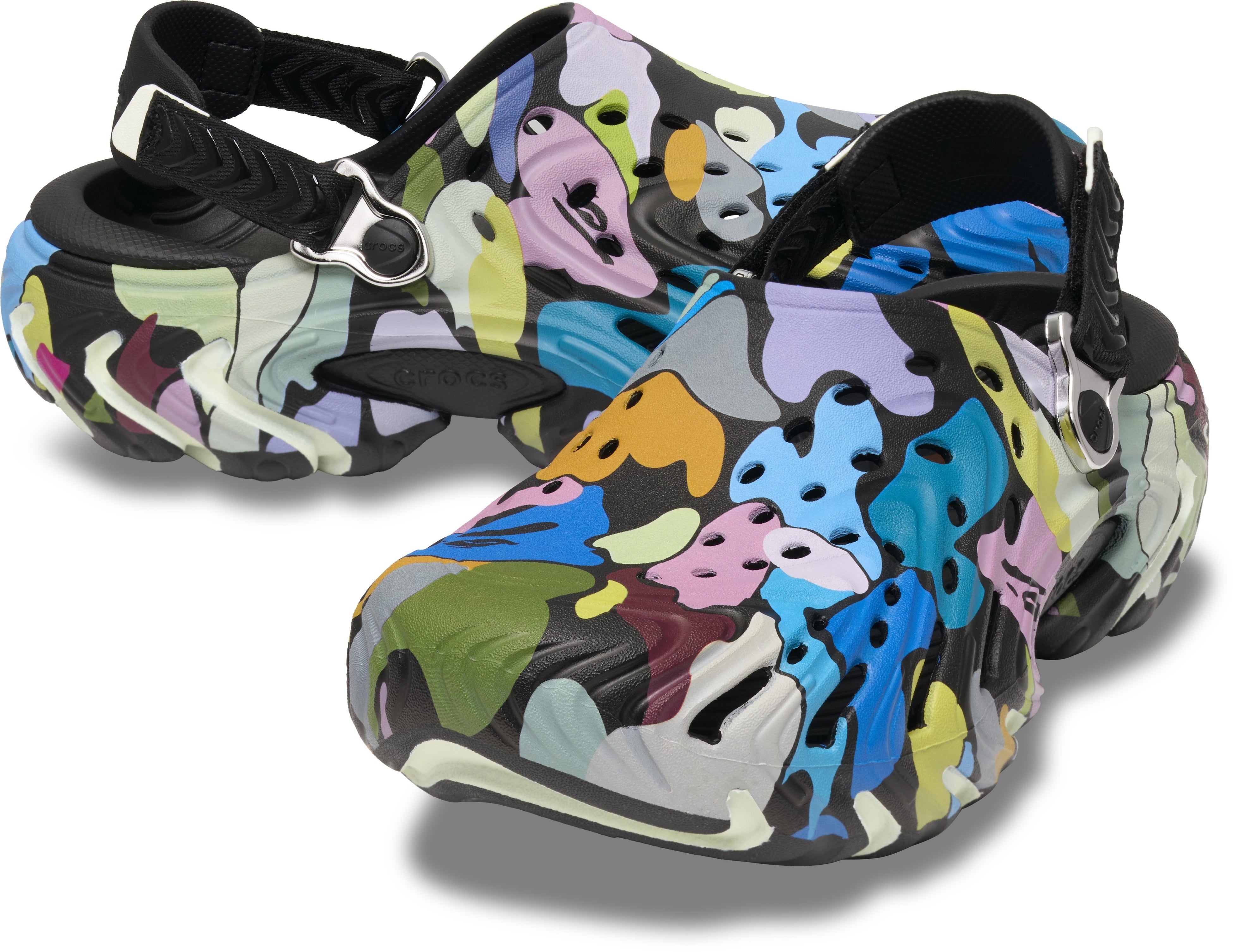 大胆なMULTI CAMOをまとったA BATHING APE® x Crocs™の最新コラボレーションが登場
