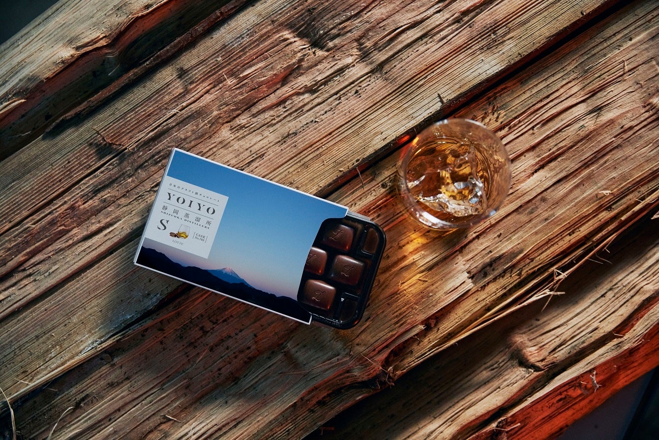 地元の林業会社が敷地内で薪わりをして使用する蒸留器W専用の薪