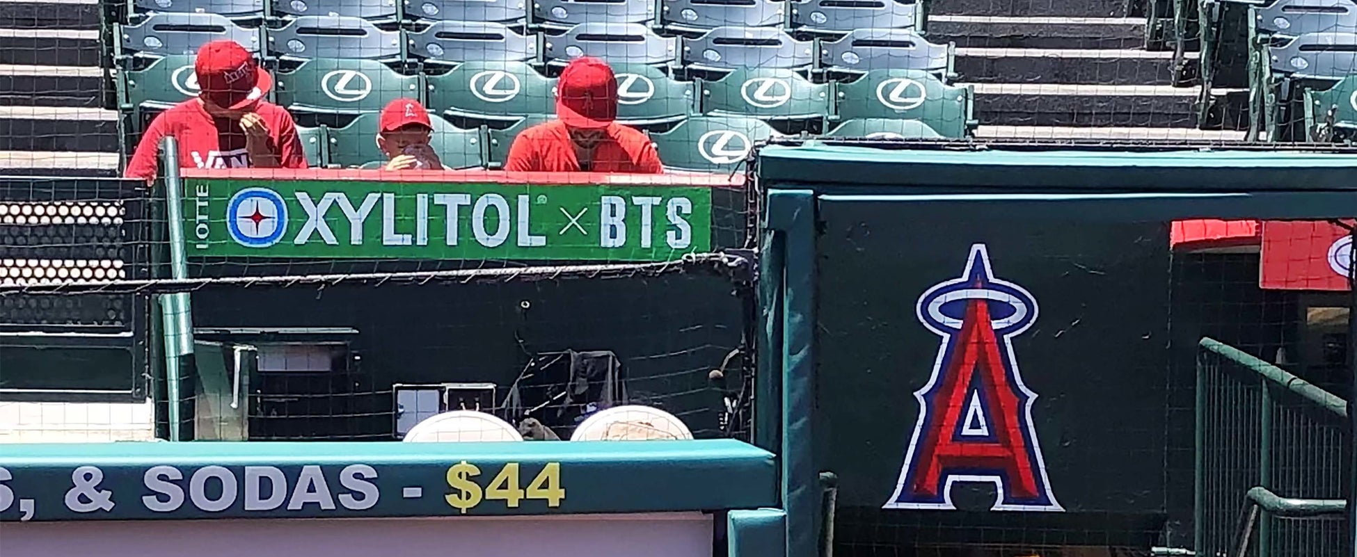 エンゼル・スタジアム内 ホームプレート後方壁面