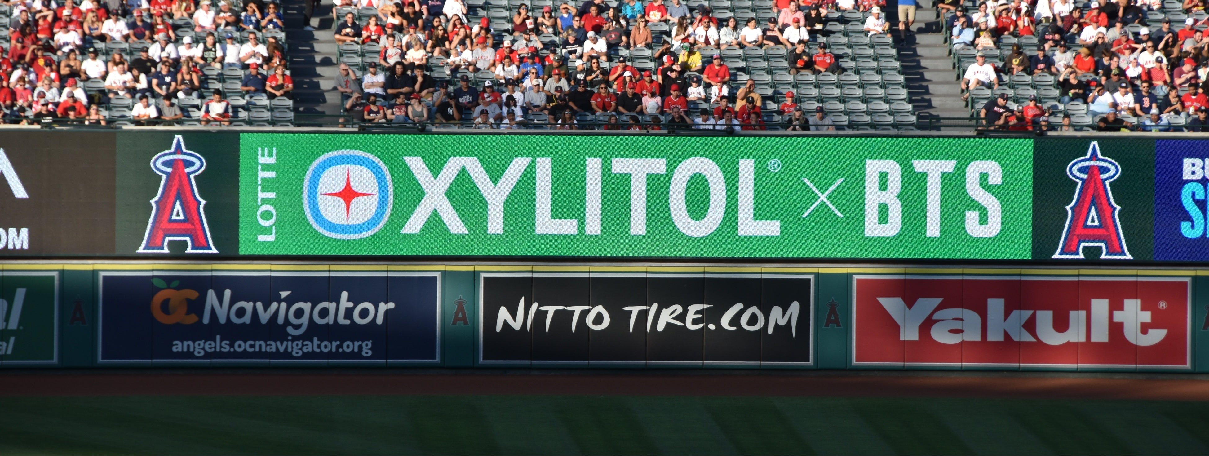 エンゼル・スタジアム内 外野ライト側壁面