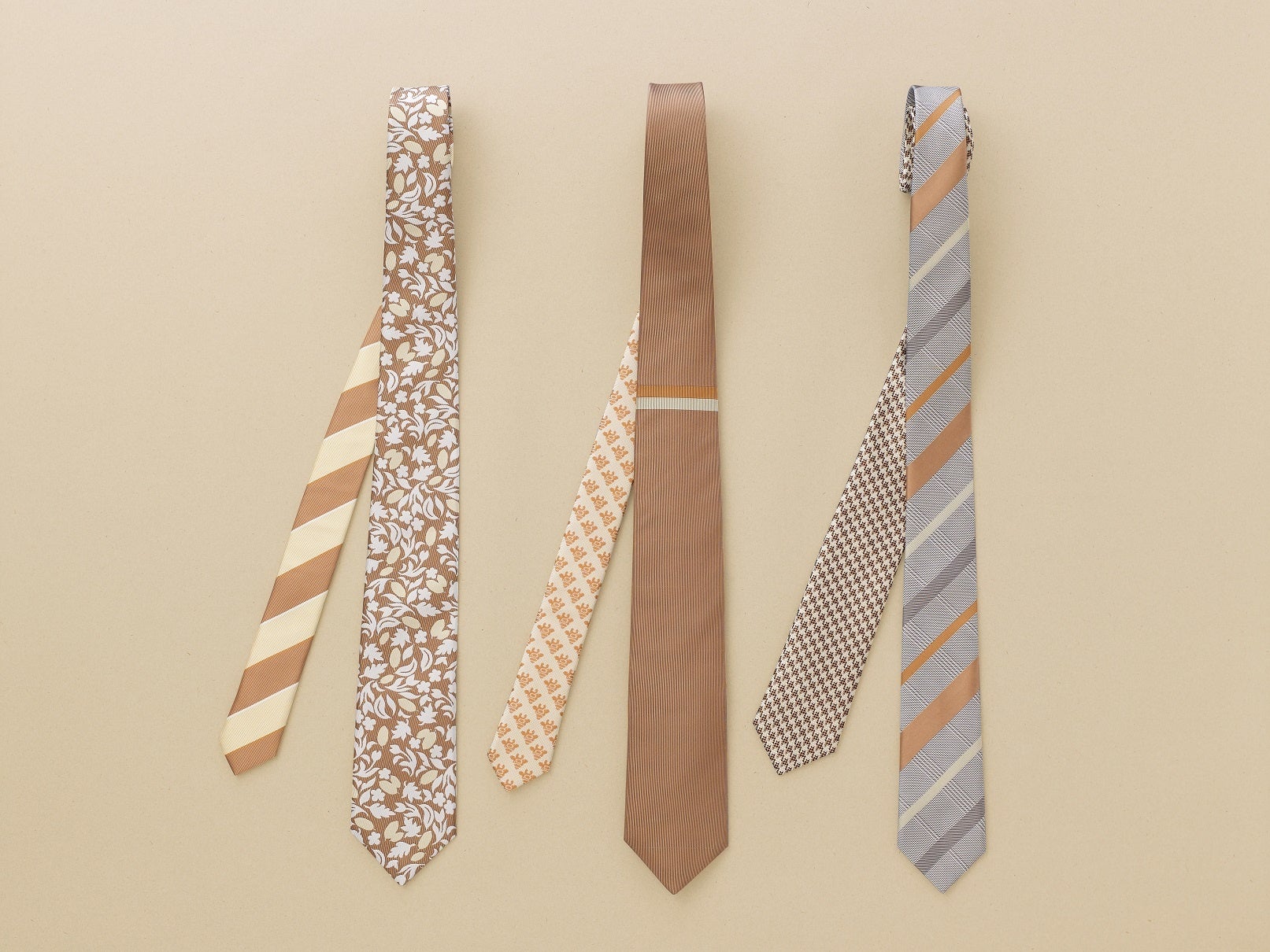 カカオハスクを使用して 染色したネクタイ