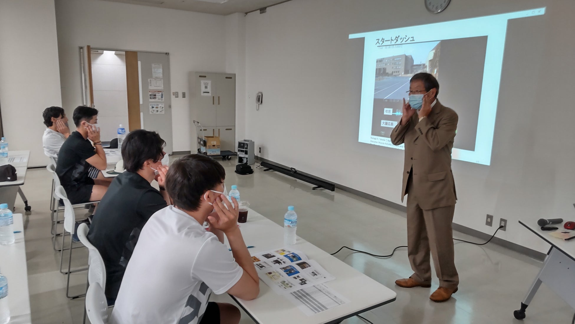 レッドイーグルス北海道の選手にお話しする武田教授