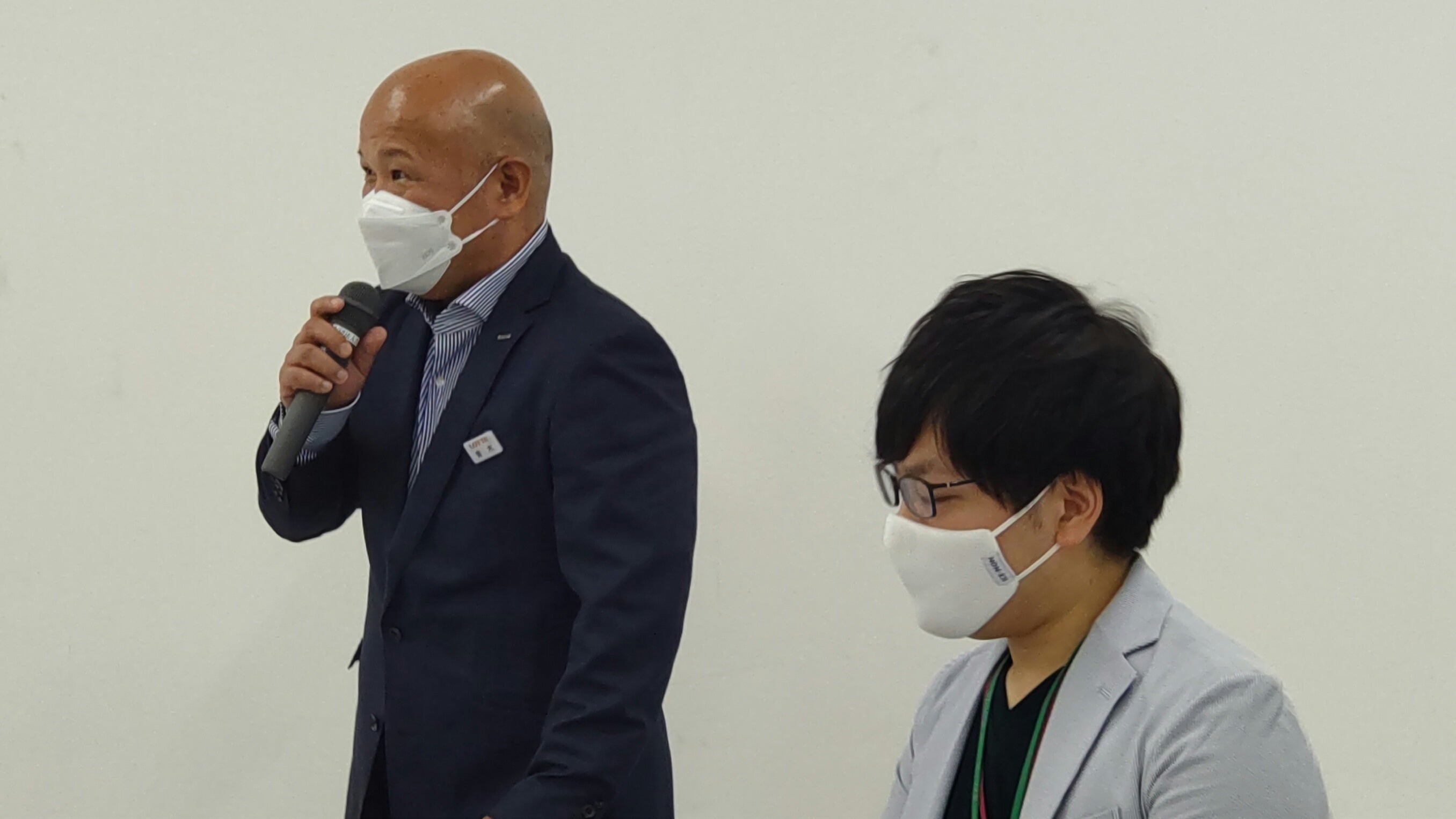 冒頭取り組みへの感謝を述べるロッテ青木（左）