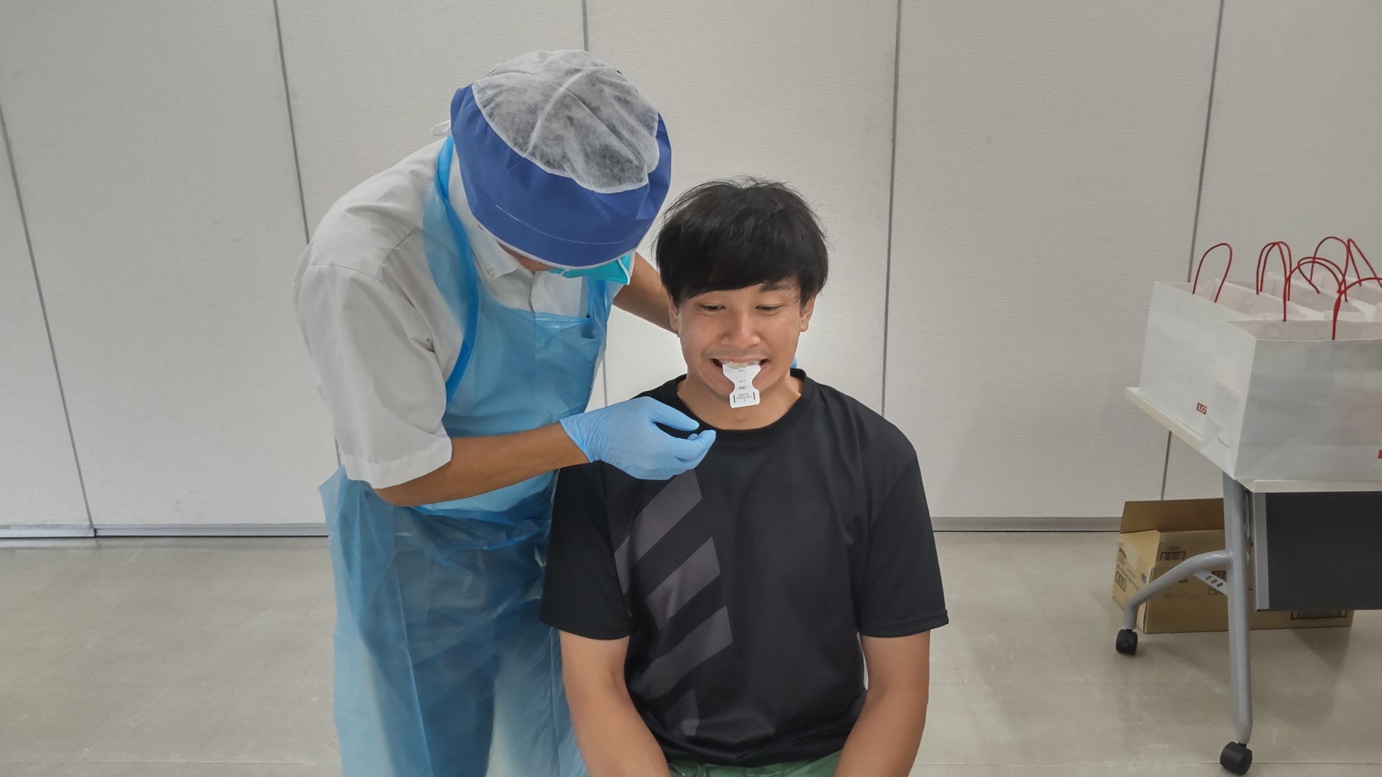 噛むチカラを測定する山田選手(右)と東京歯科大学・武田友孝教授(左)