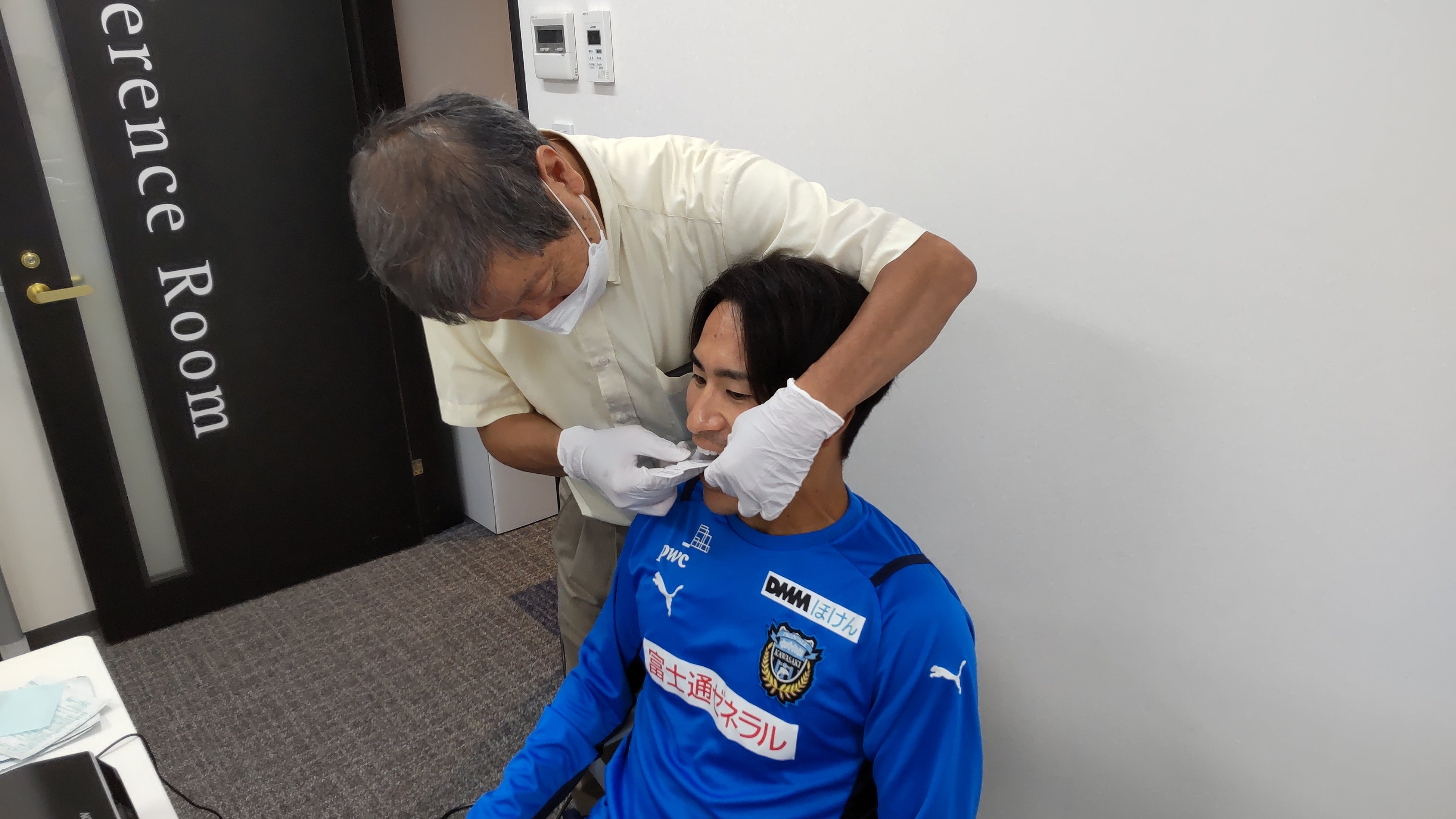 噛む力を測定する登里享平選手 ⒸKAWASAKI FRONTALE