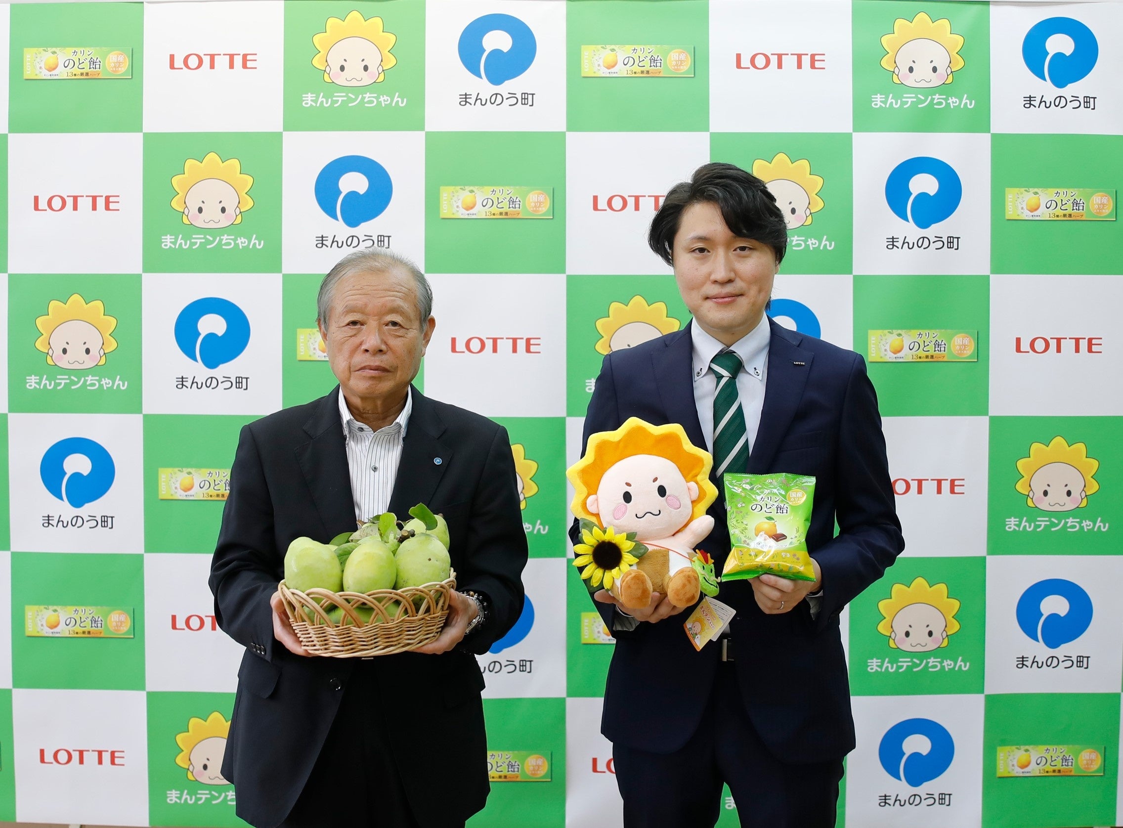 左から まんのう町 栗田隆義町長、 ロッテ マーケティング部 豊田直弥