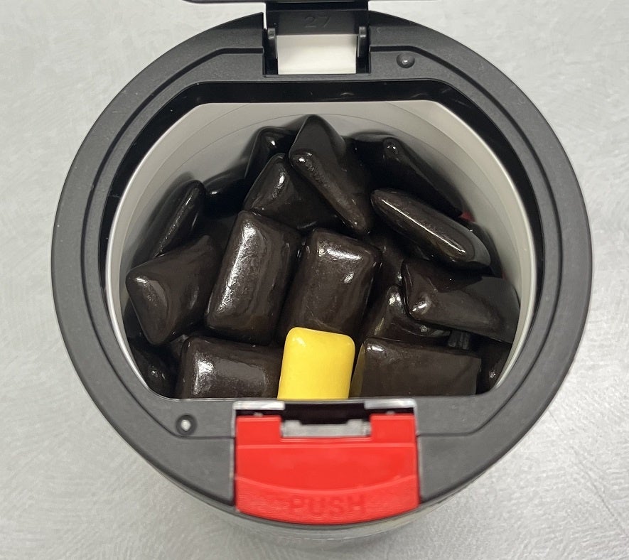 激ビリミントガムがボトル内に入っているイメージ（黄色が激ビリミントガム）