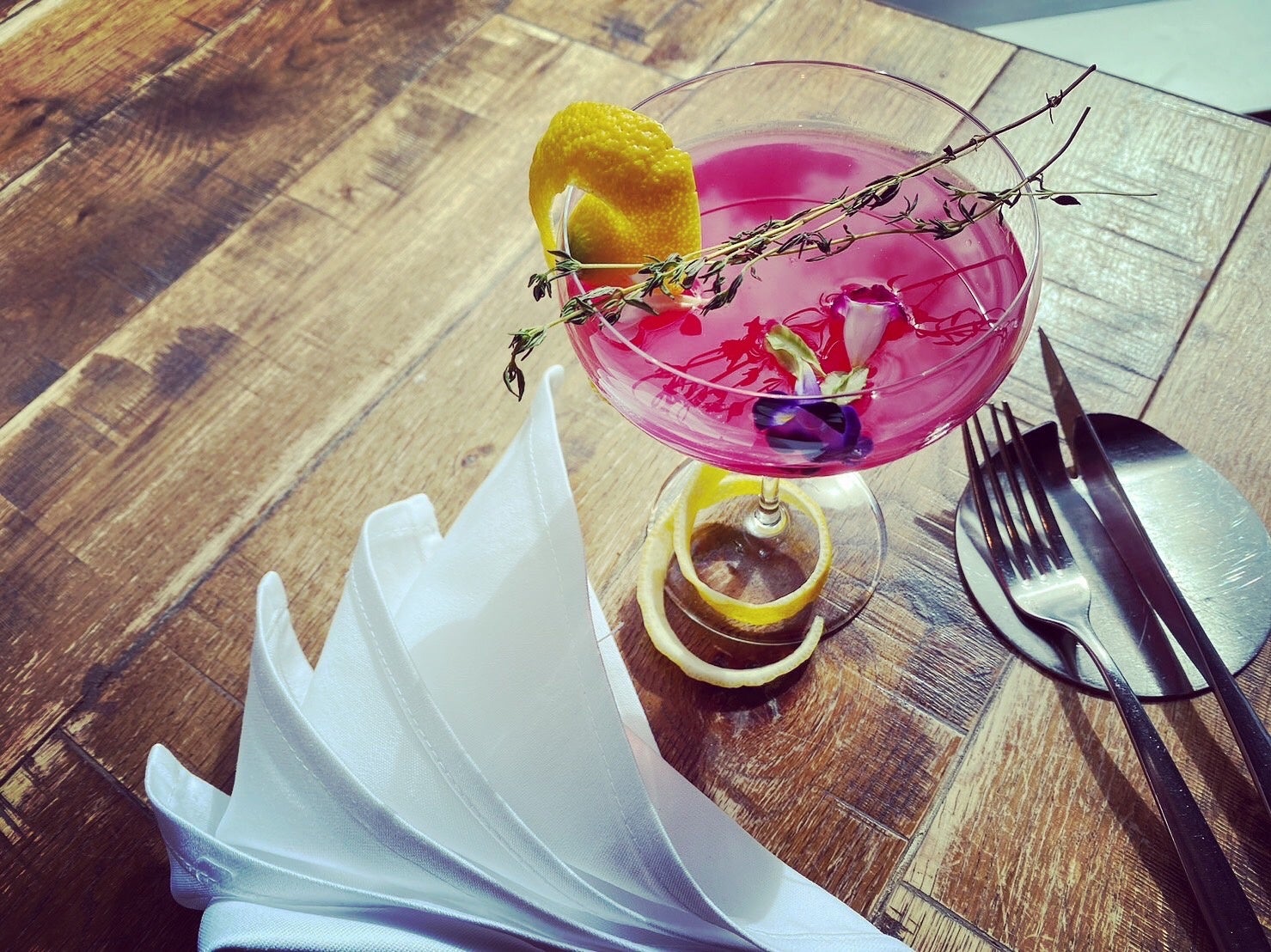 Ironbark Grill & Bar 甘い新婚旅行 inspired by 夫婦に一度の新婚旅行を華やかなピンクで彩り、花のある旅行