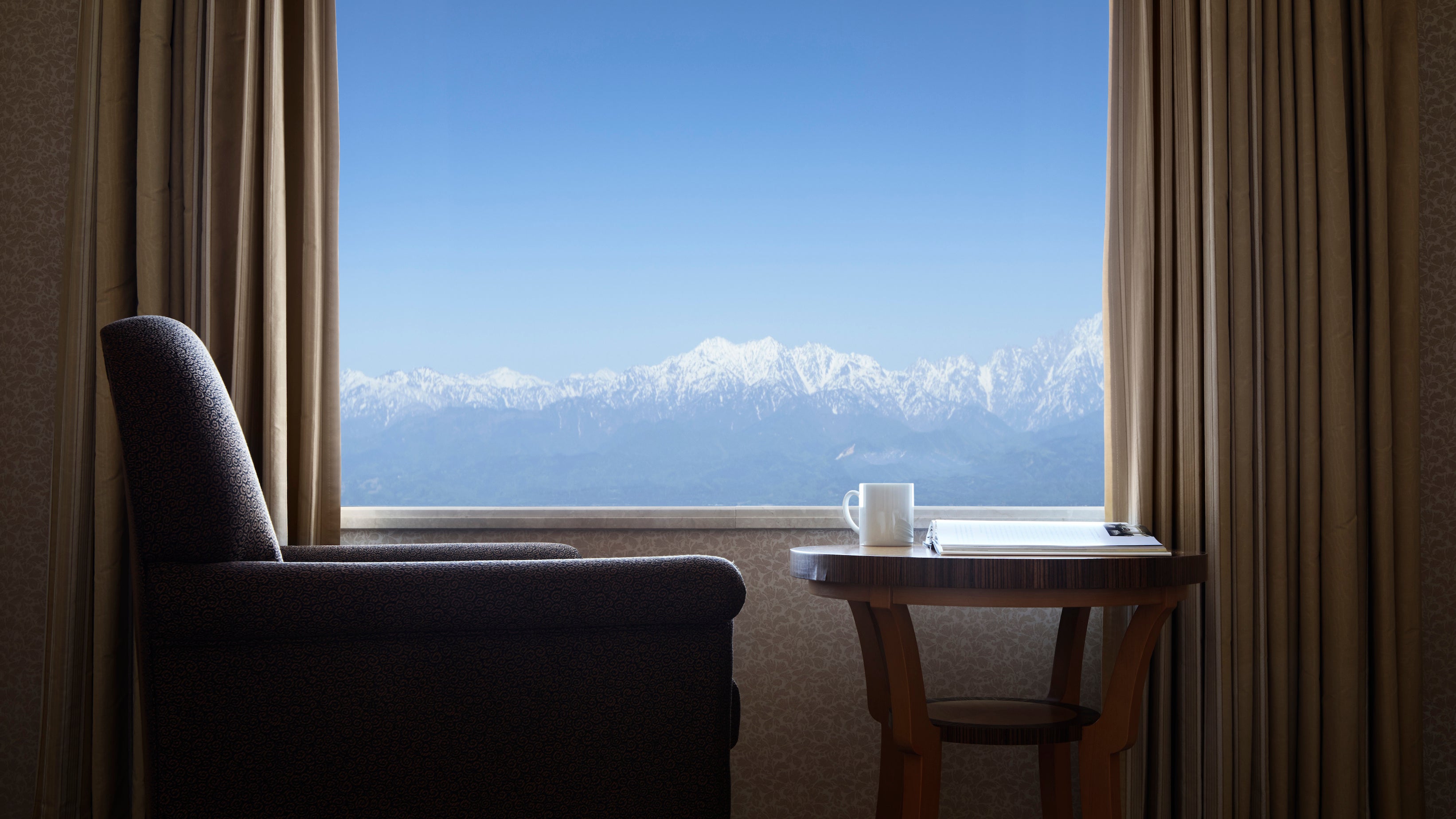プレミアフロアの立山側の客室から見渡す、雪の立山連峰