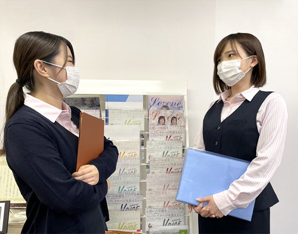 ▲新しい事務服に身を包む社員たち