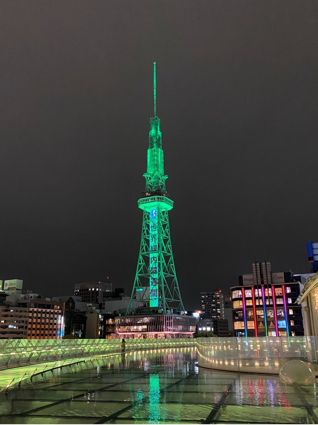 2021年世界緑内障週間に、グリーンにライトアップされた 中部電力MIRAI TowerとOasis21(名古屋市)