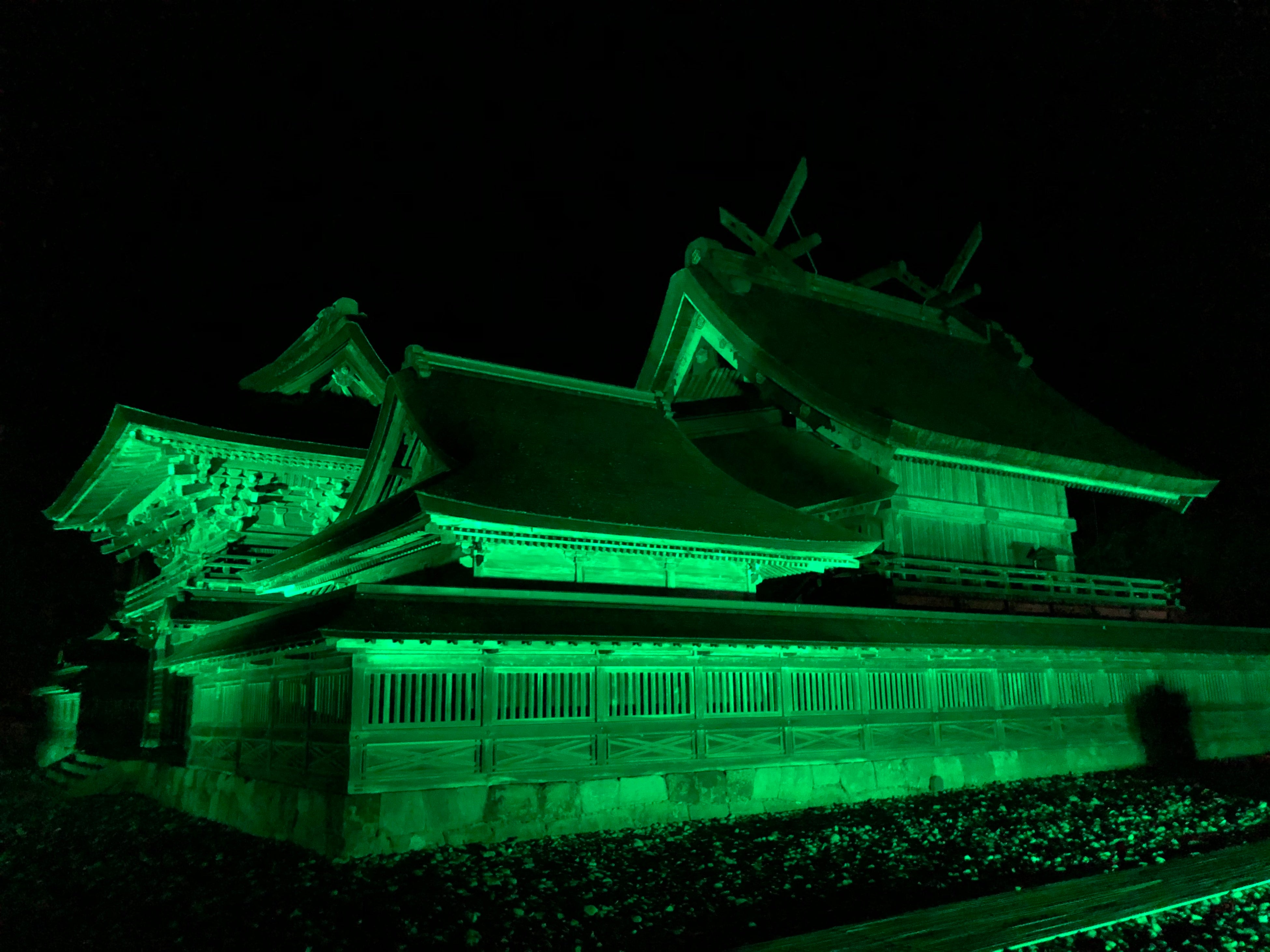 ライトアップされた出雲大社本殿（2022年3月）