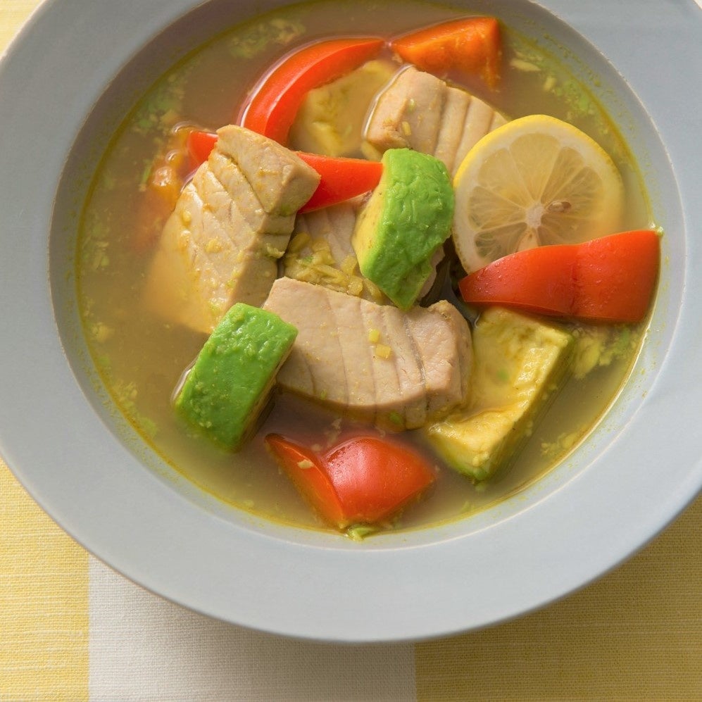 まぐろとアボカドのカレースープ（p. 39） [１人分 たんぱく質17.0g／糖質5.2g]