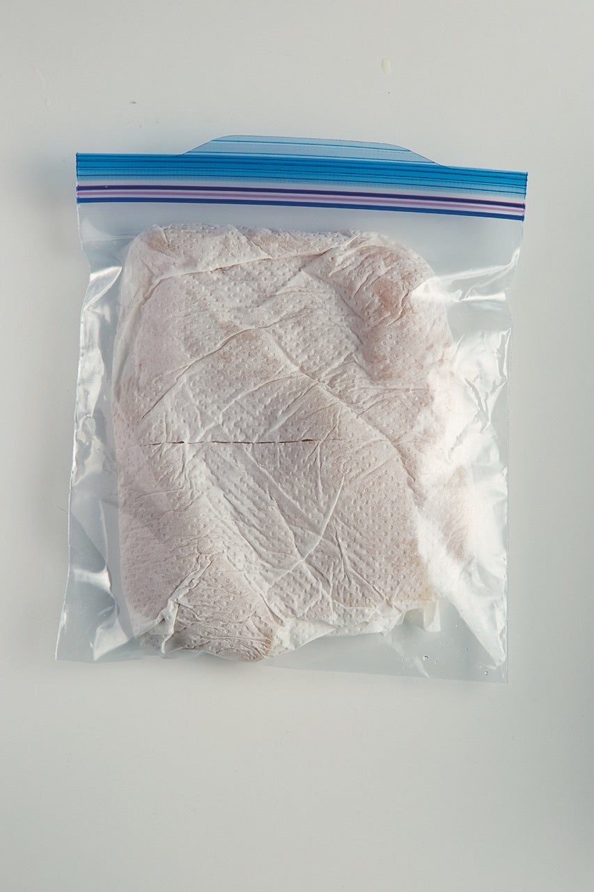 鶏肉を塩漬けにして冷蔵保存するだけ