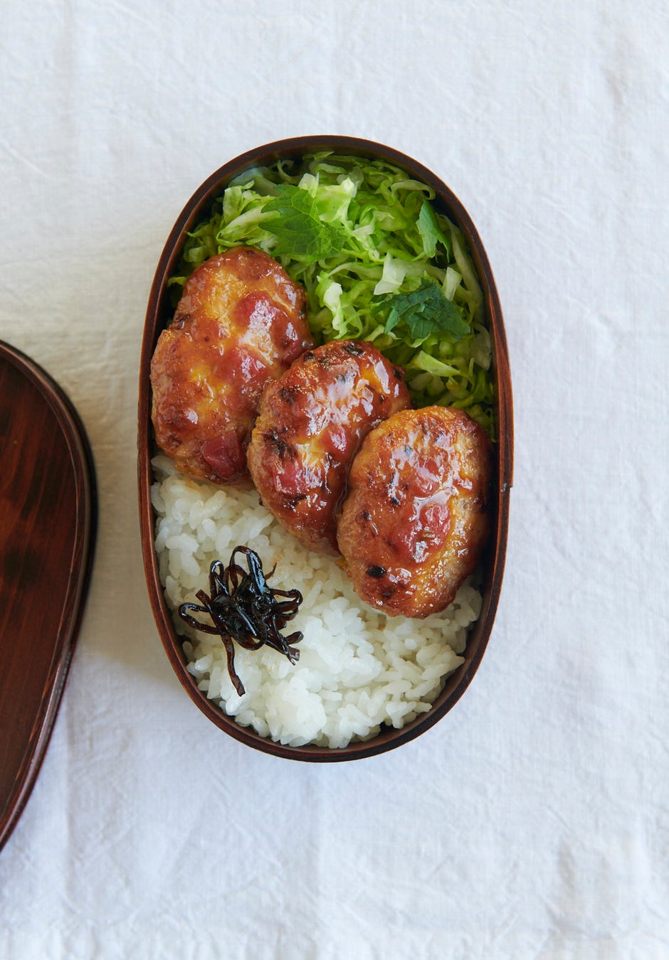 梅つくね弁当。梅の酸味をほどよく効かせたてりてりつくねと青じそでさわやかに仕上げたキャベツ。相性抜群!
