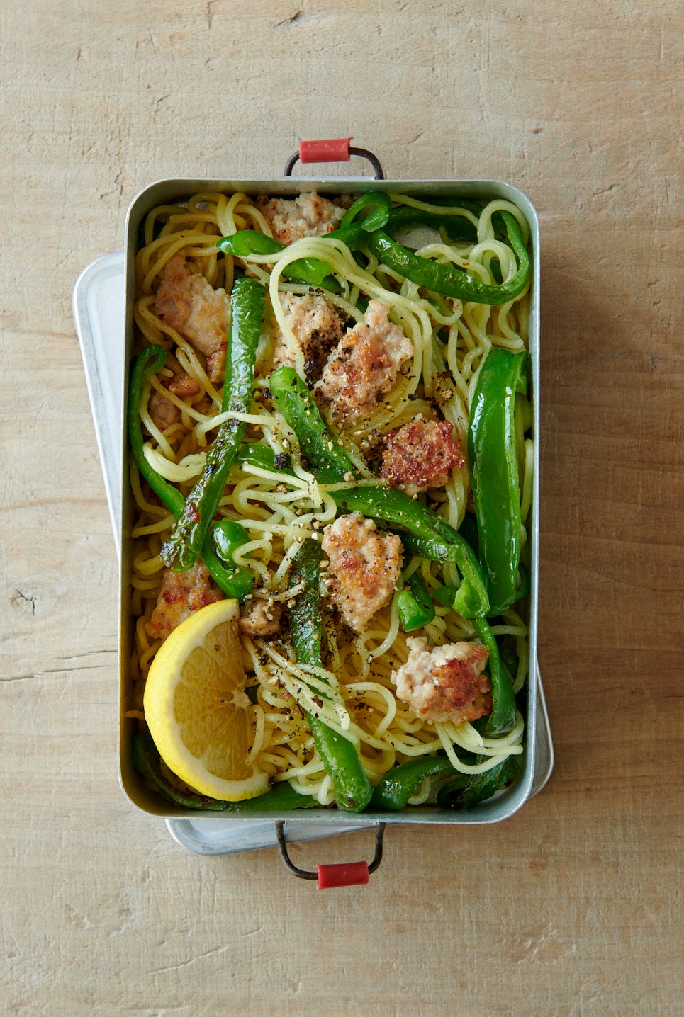 ナンプラー焼きそば弁当。時間がないときはゆでずに使える蒸しめんなら超高速＆大満足です。