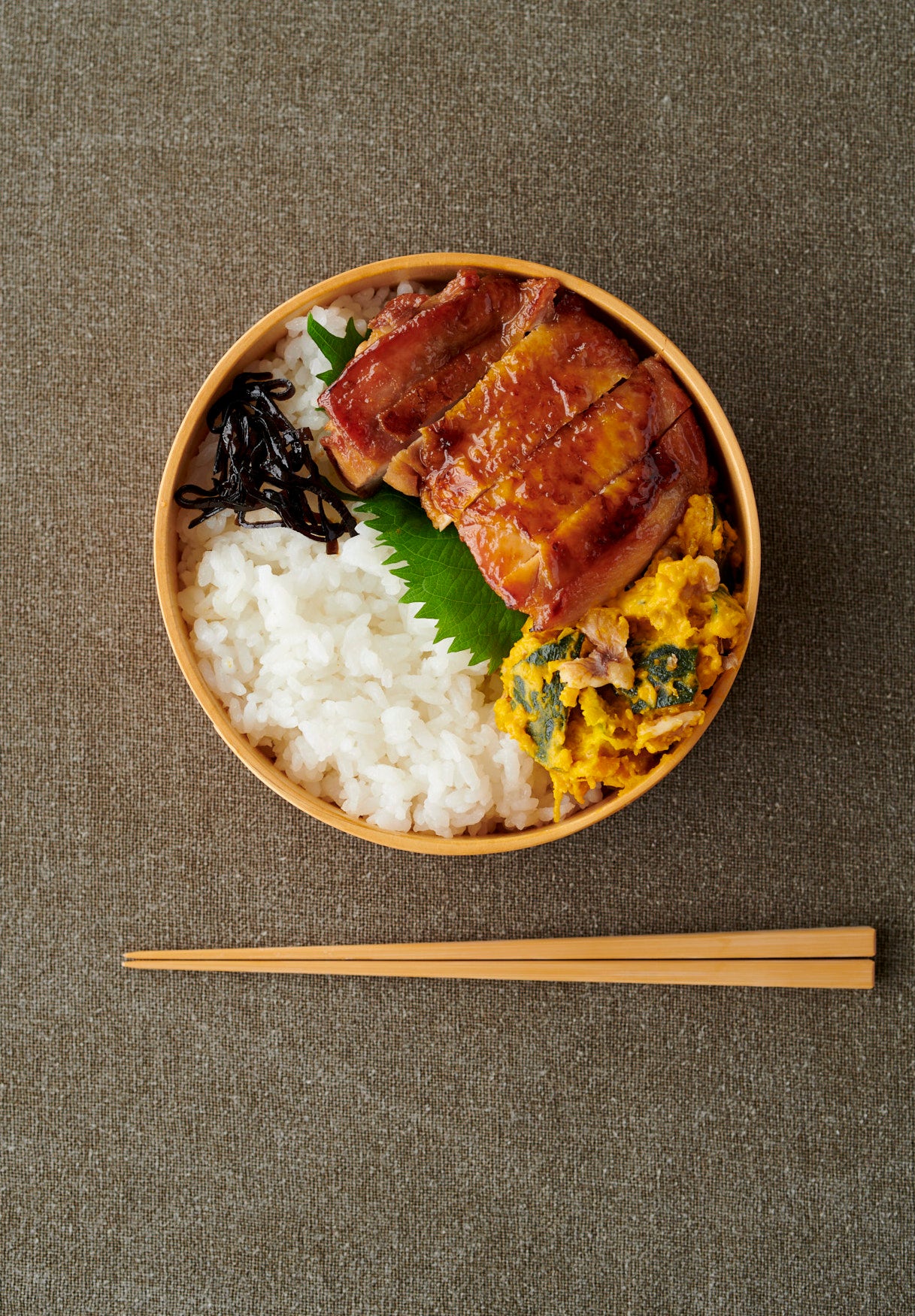 青じそ１枚を敷き込むことで、照り焼きチキンの照り感がぐっとひきたちます。
