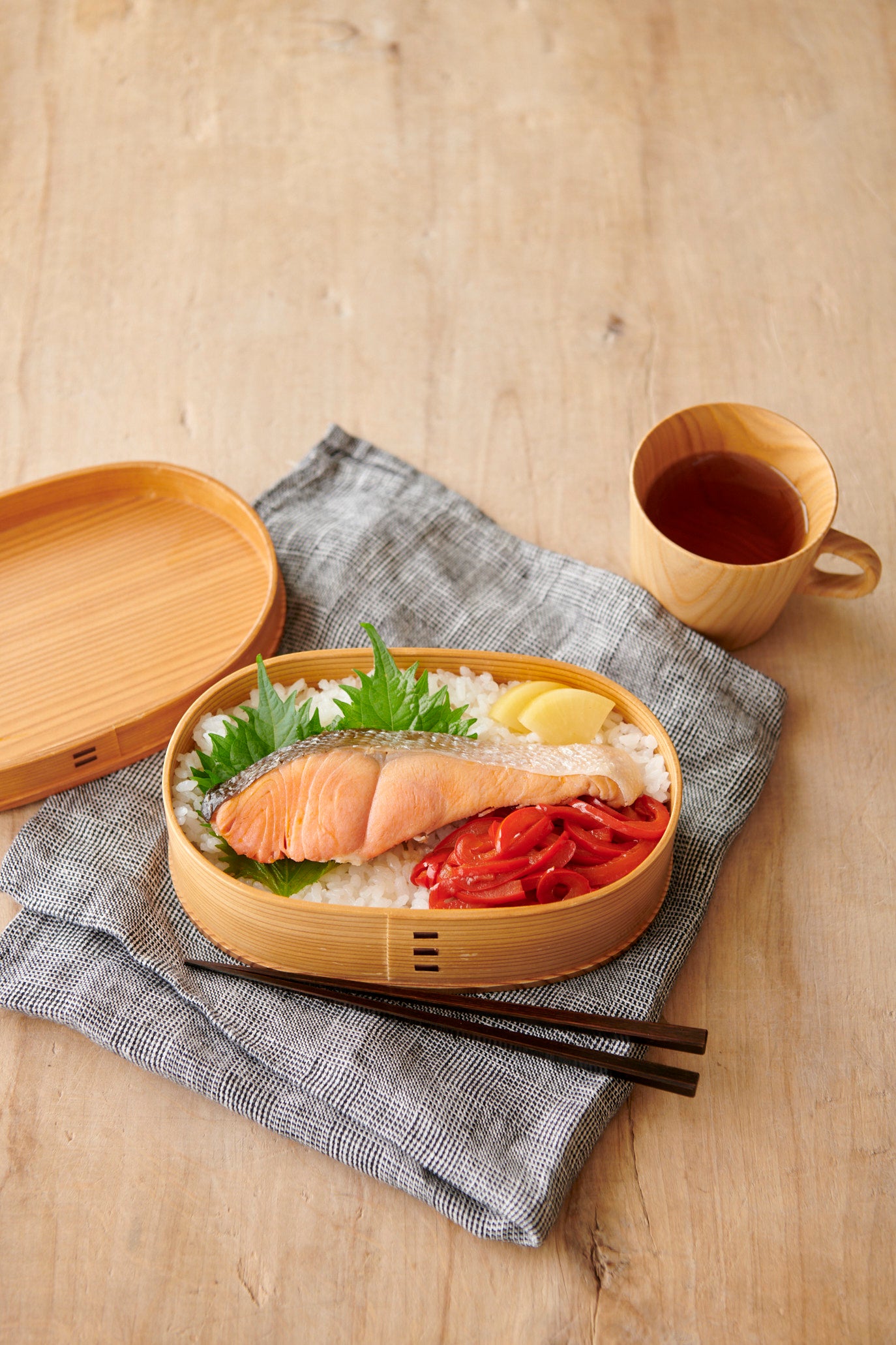 鮭のレンジみりん蒸し弁当。鮭をレンチンする間にウスターソース味をからめてパプリカを炒めます。２つの味のバランスの良さに、どんどん箸が進みます。