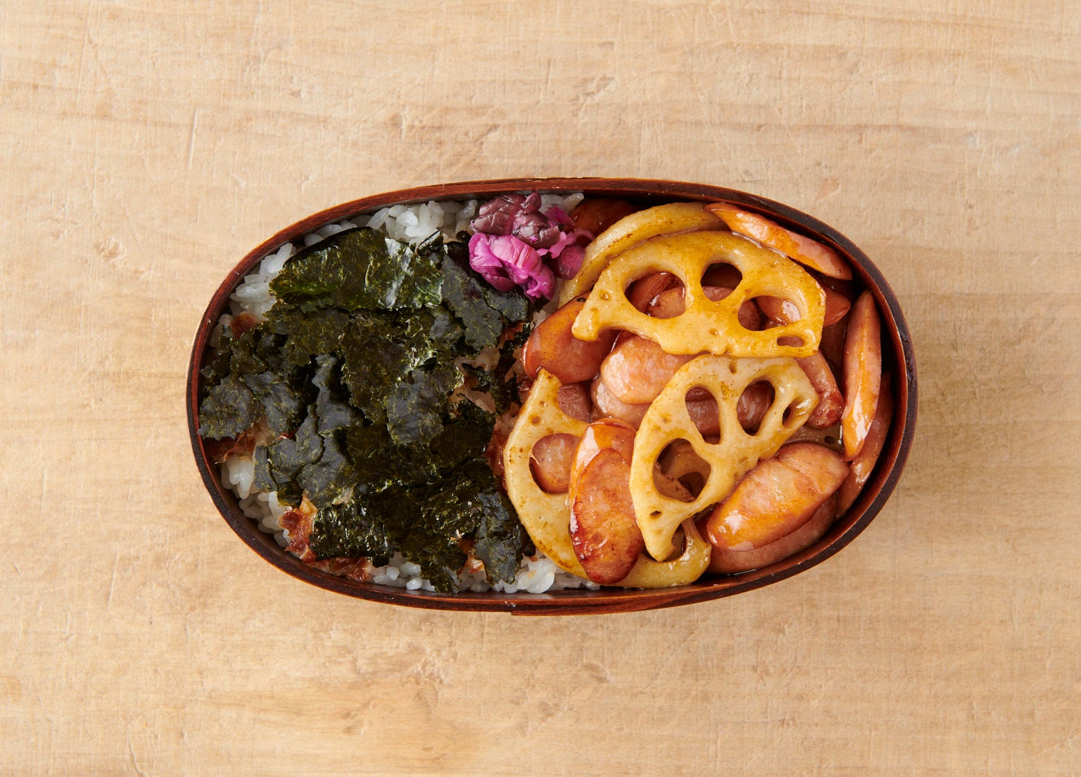 色が地味な場合はしば漬けを。ご飯は冷めてもおいしいのり弁に。