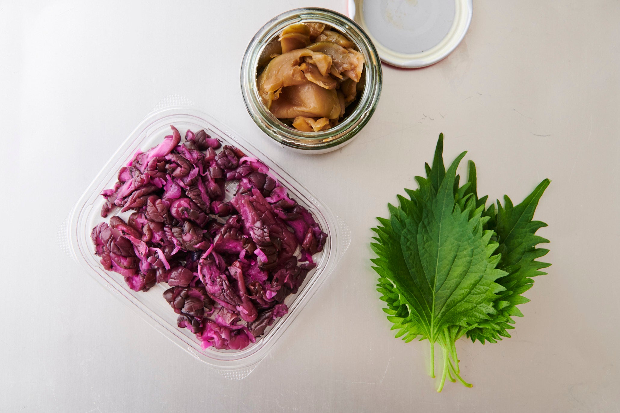 彩り食材は、にぎやかでおいしそうに仕上げてくれる弁当の友。ご飯に混ぜたり、日持ちさせたりして使います。