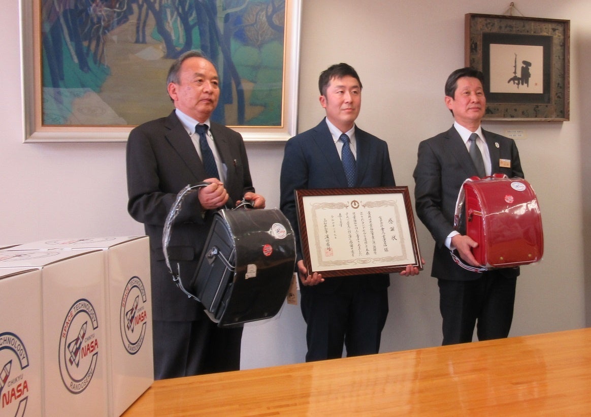 高知県庁でのランドセル寄贈に対する感謝状贈呈式の様子（金高堂書店提供）