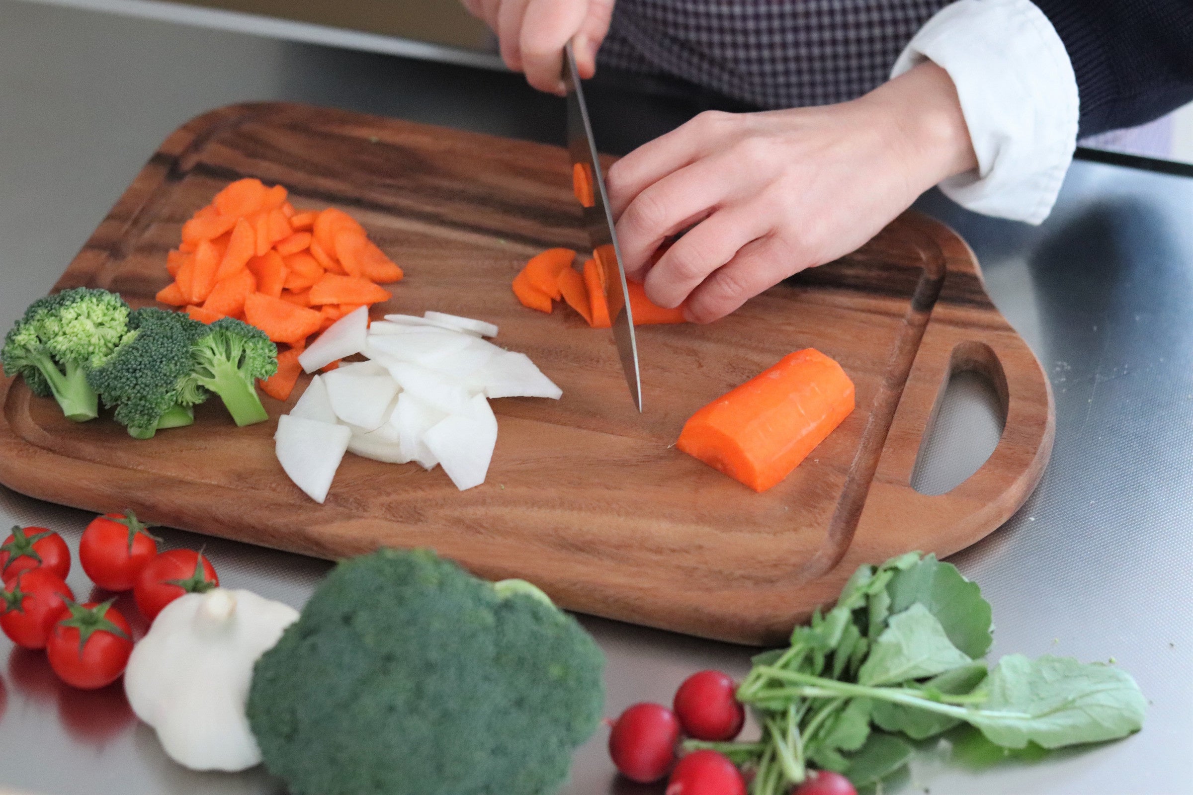 かための野菜は小さくカットして生煮え防止。