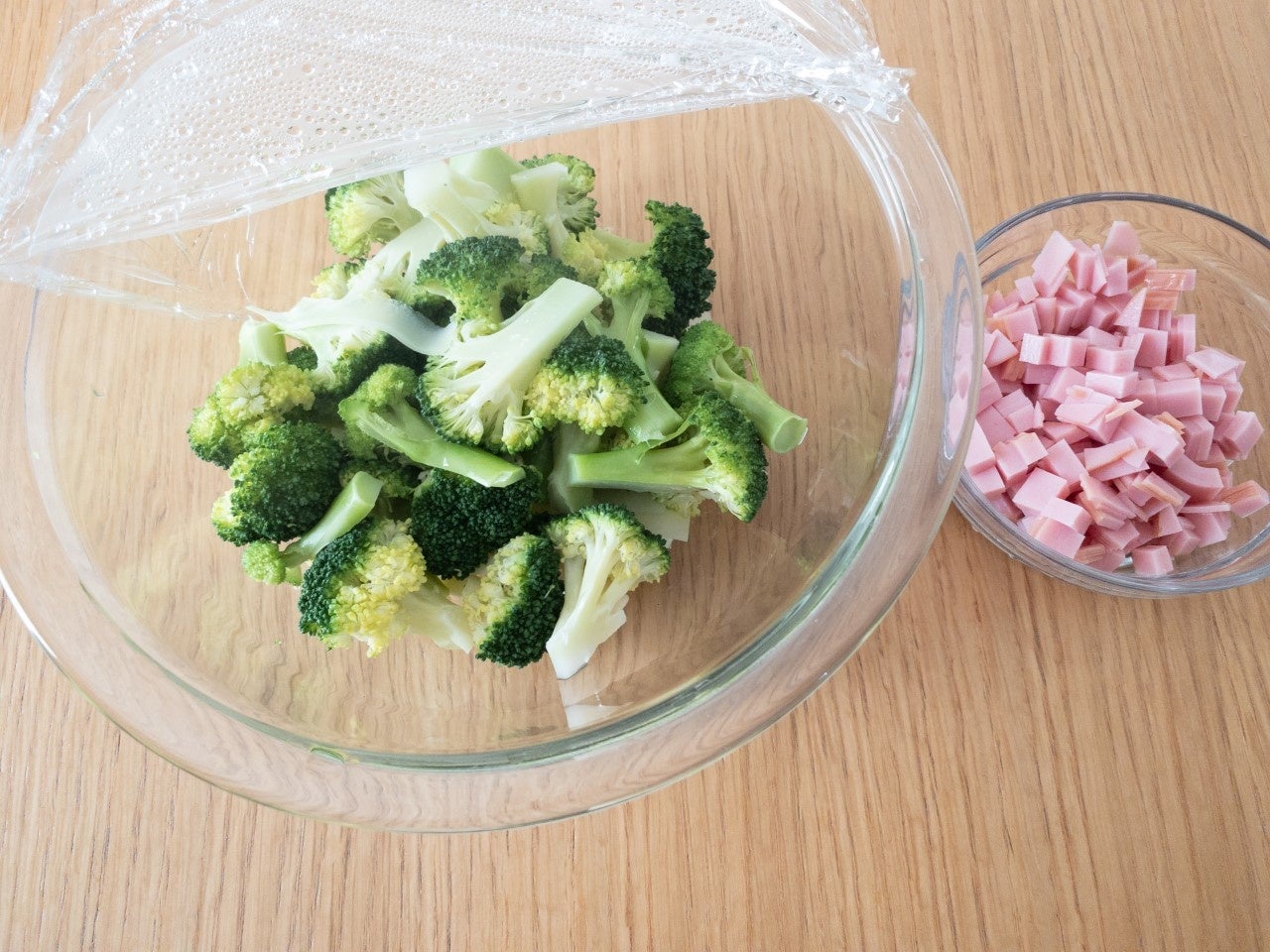 ブロッコリーの食べる豆乳スープのブロッコリーは、レンジ加熱して煮る時間を短縮。