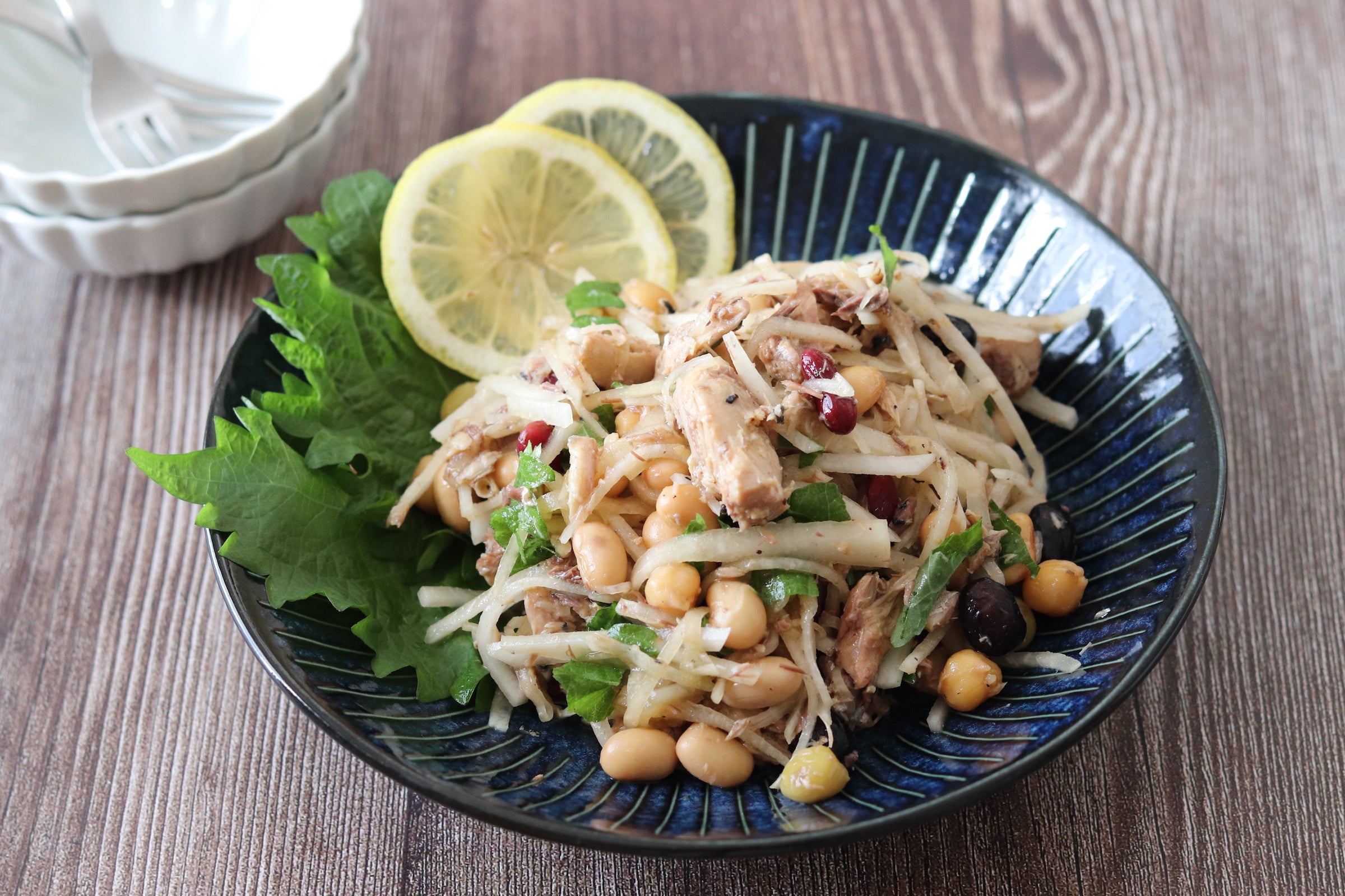 手軽な鯖缶を使って魚の栄養と野菜を一緒に。レモンと青じその香りがさわやか。