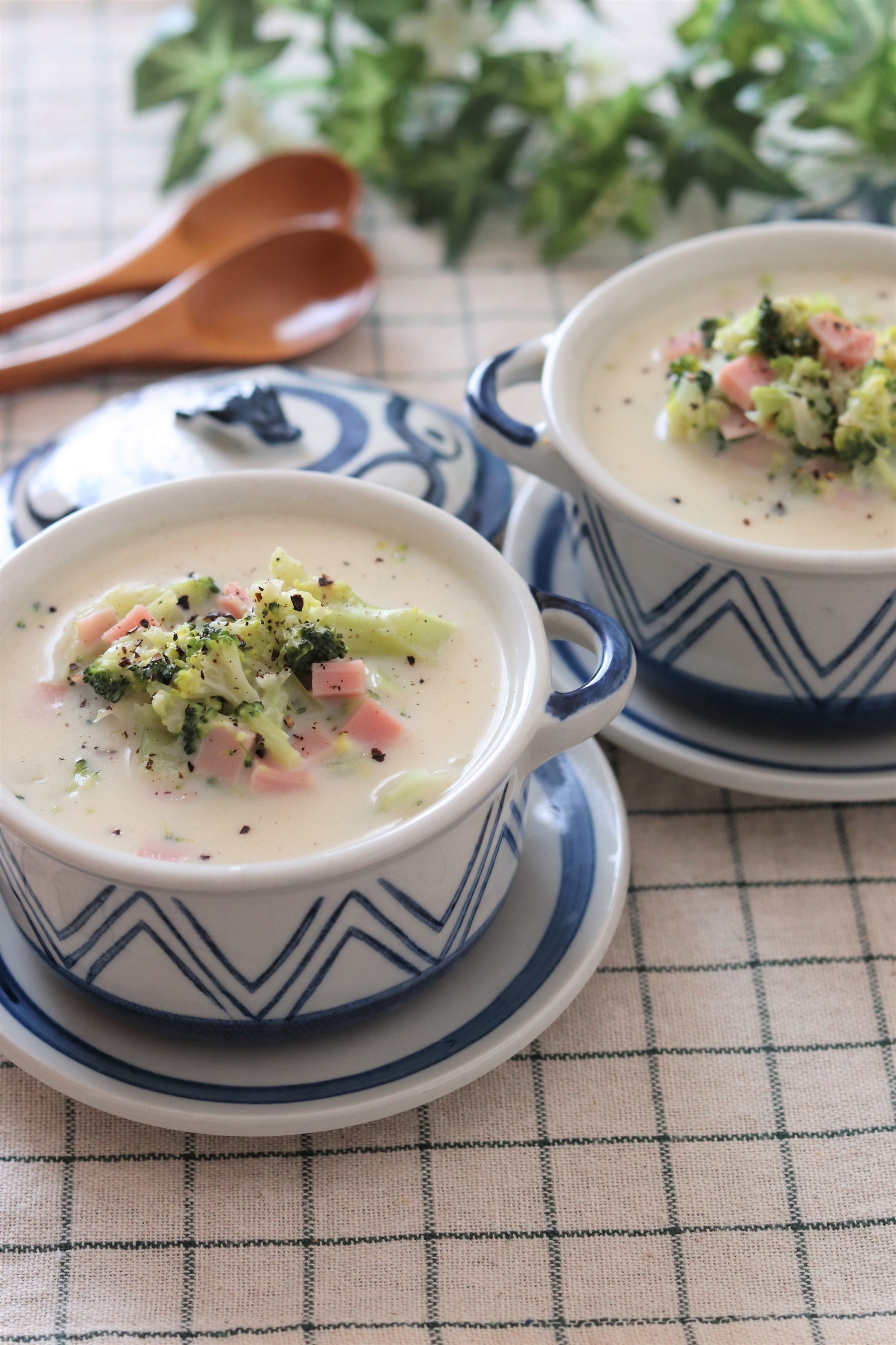 レンチンしたブロッコリーをつぶしながら煮れば、栄養満点のスープがあっというまに完成です！