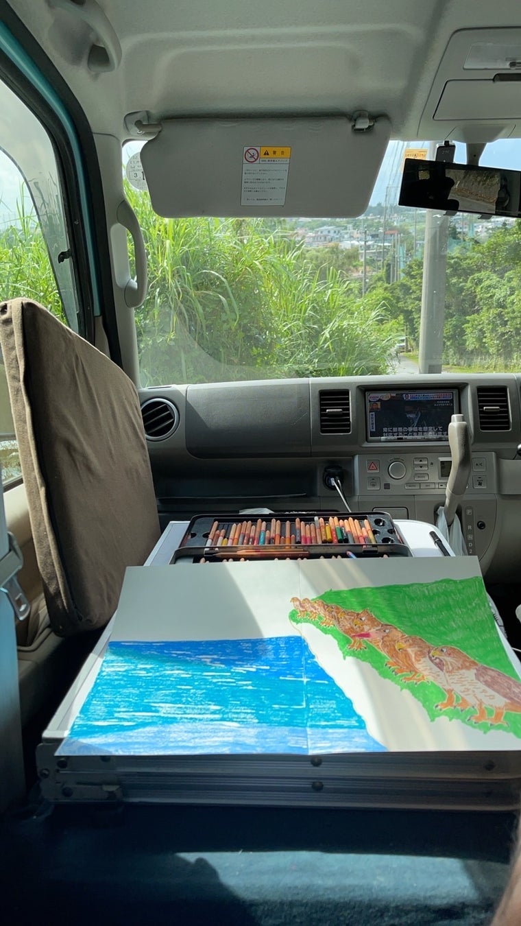 絵本の9割が車内で仕上げられたそう。