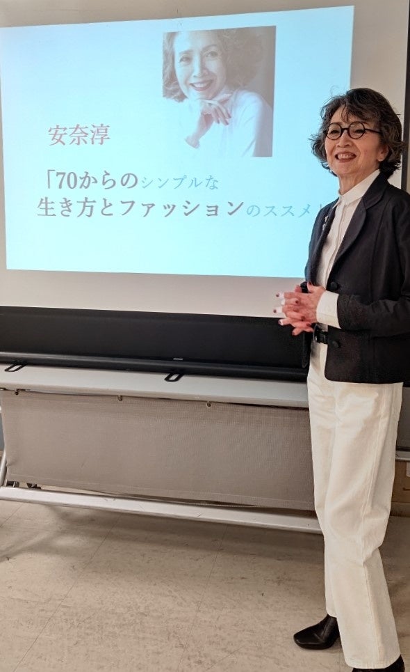 コム・デ・ギャルソンで購入したeggのジャケットと胸元につけたラインストーンのブローチ。清潔感のあるコーディネートが安奈さんらしい。