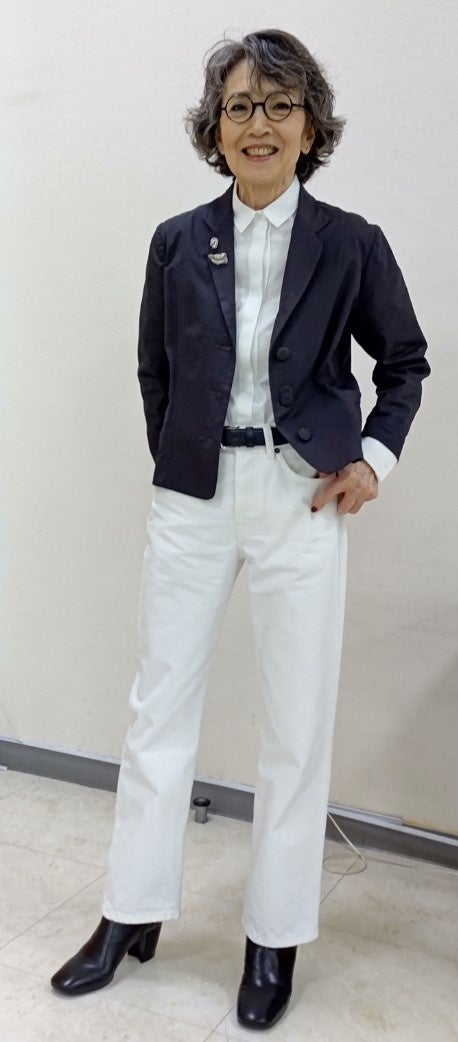 コム・デ・ギャルソンで購入したeggのジャケットと胸元につけたラインストーンのブローチ。清潔感のあるコーディネートが安奈さんらしい。