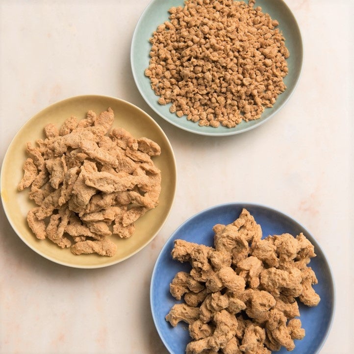 大豆ミートにはさまざまな形状があり、使い分ければ「まるで肉！」の見た目と食感に