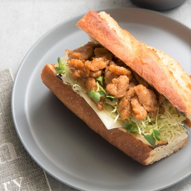 大豆ミートのバゲットサンド