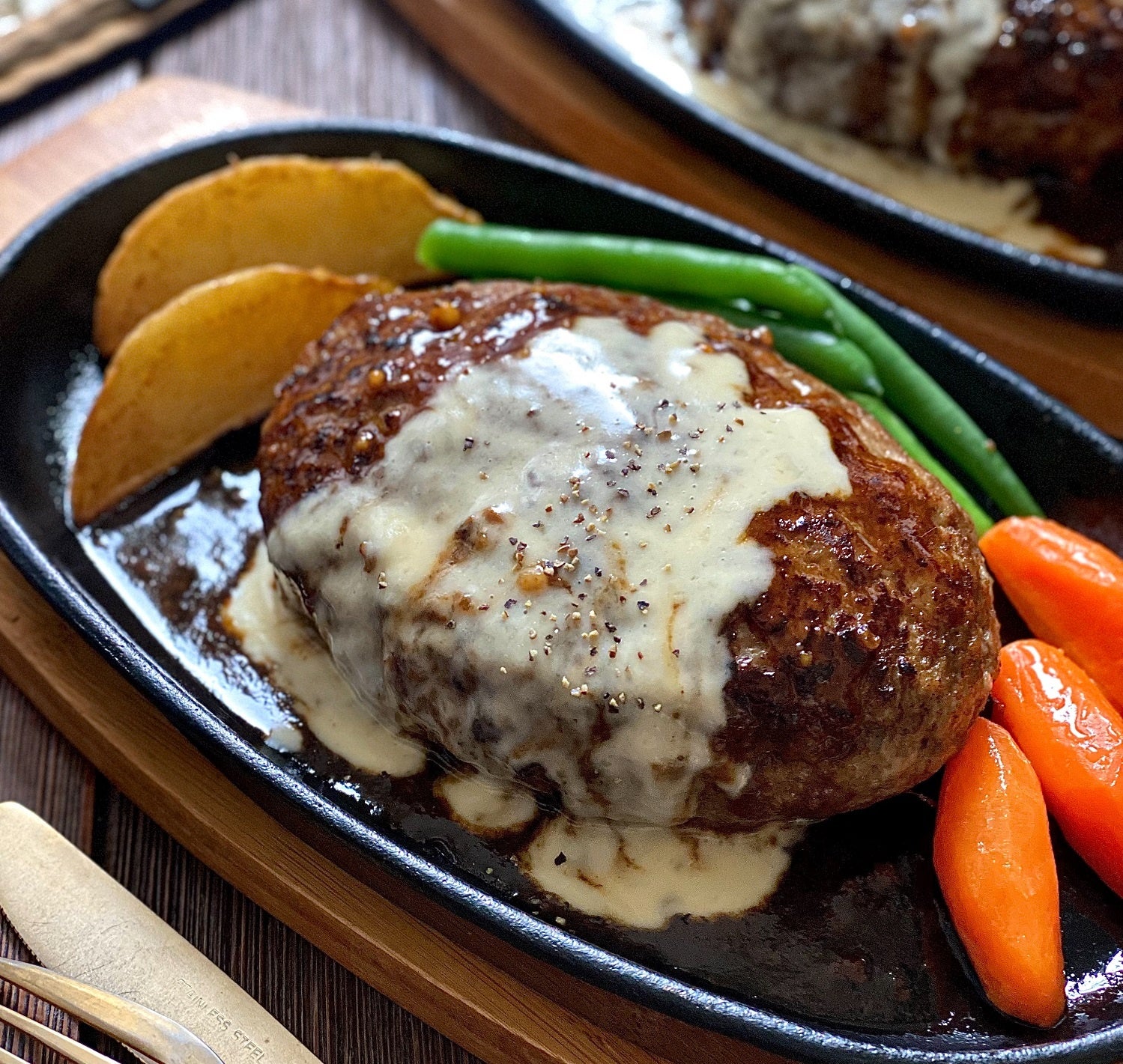 ブラウンバターソースのチーズハンバーグ／ちおり