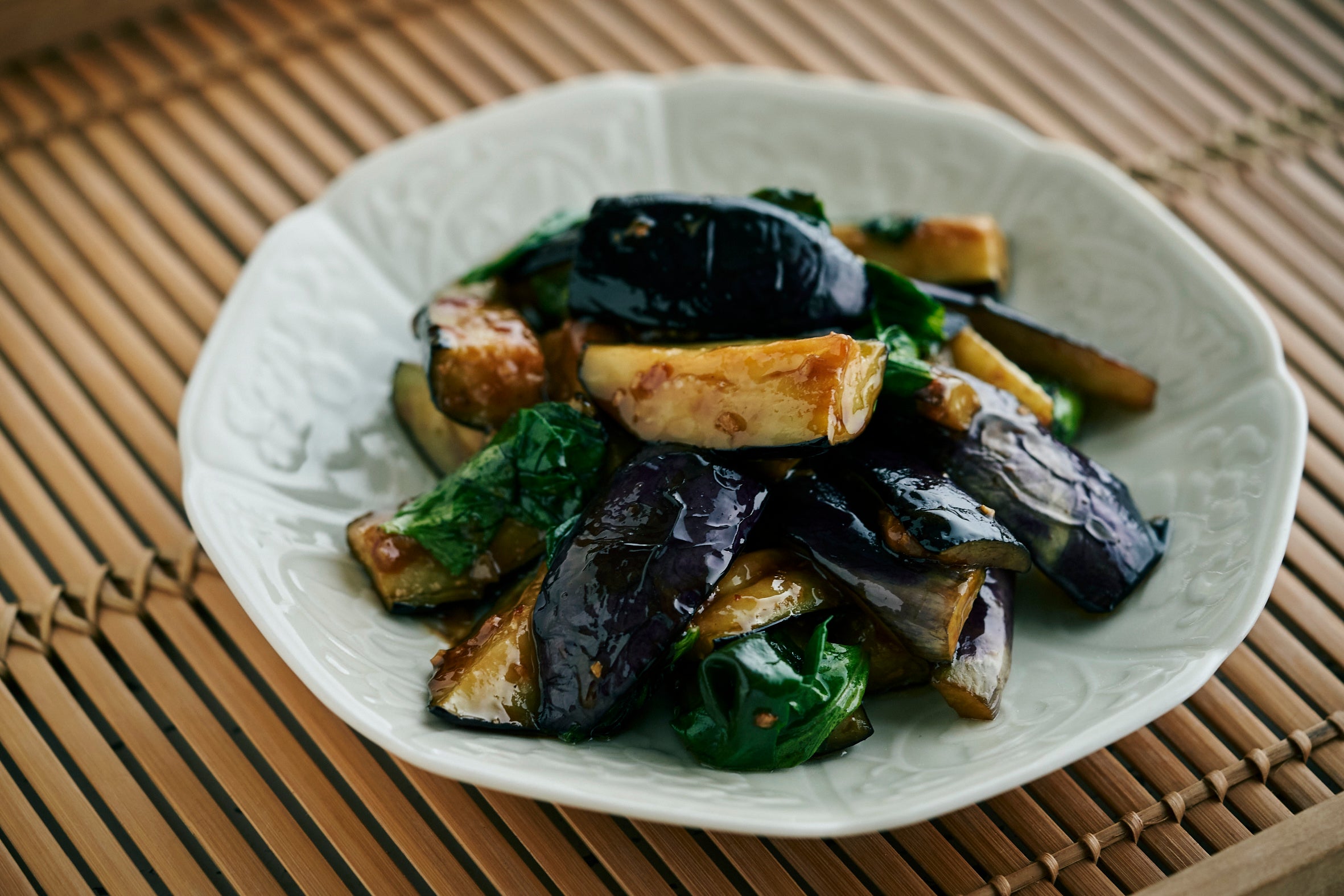 「なすのバジル炒め」はこってりした甘辛味にバジルの香りがさわやか。体のあたため効果のあるにんにくとしょうがをしっかりきかせて。