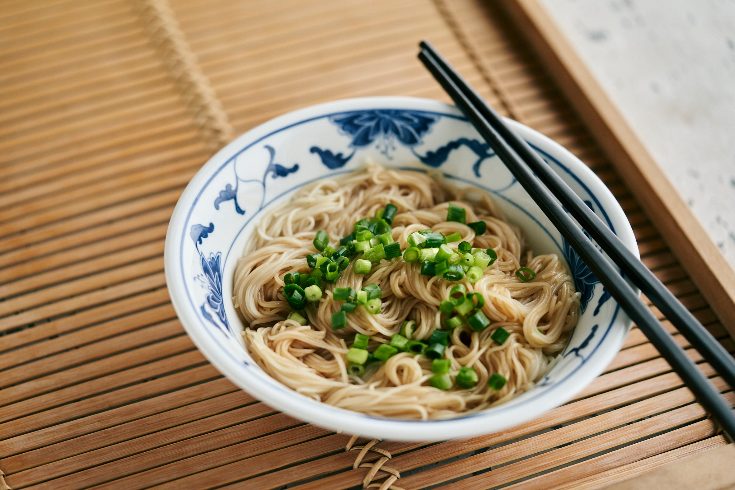 「ねぎ油あえ麺」は、ねぎ油だれを作っておけばなんと２分で完成。台湾名物のあえ麺がこんなにも簡単においしく作れてしまうなんて！衝撃の楽うまレシピ。