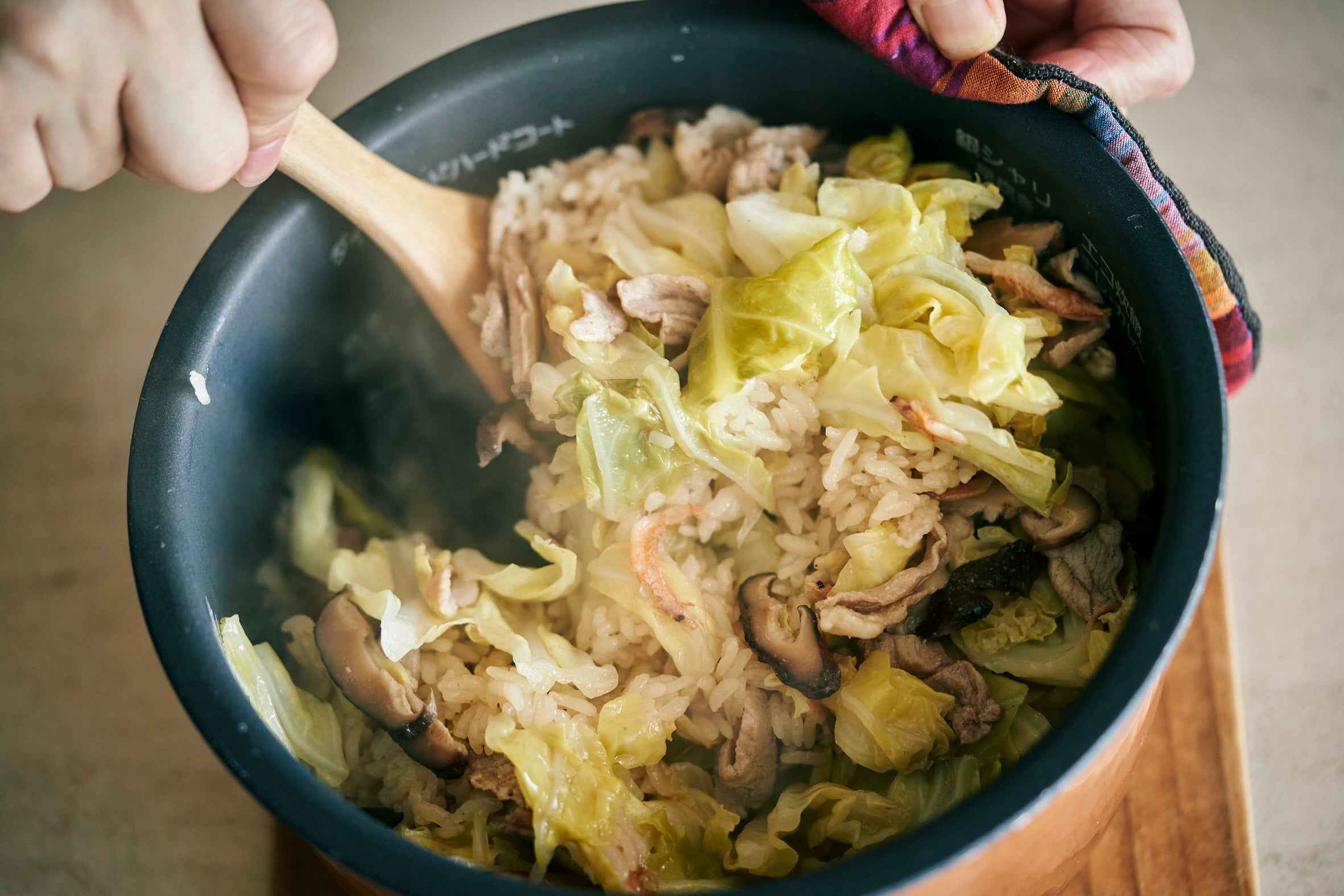 「キャベツの炊き込みご飯」は、ざくざく切って炒めたキャベツと豚こまを甘辛味で炊き込みます。これにスープがあれば立派な台湾献立です。