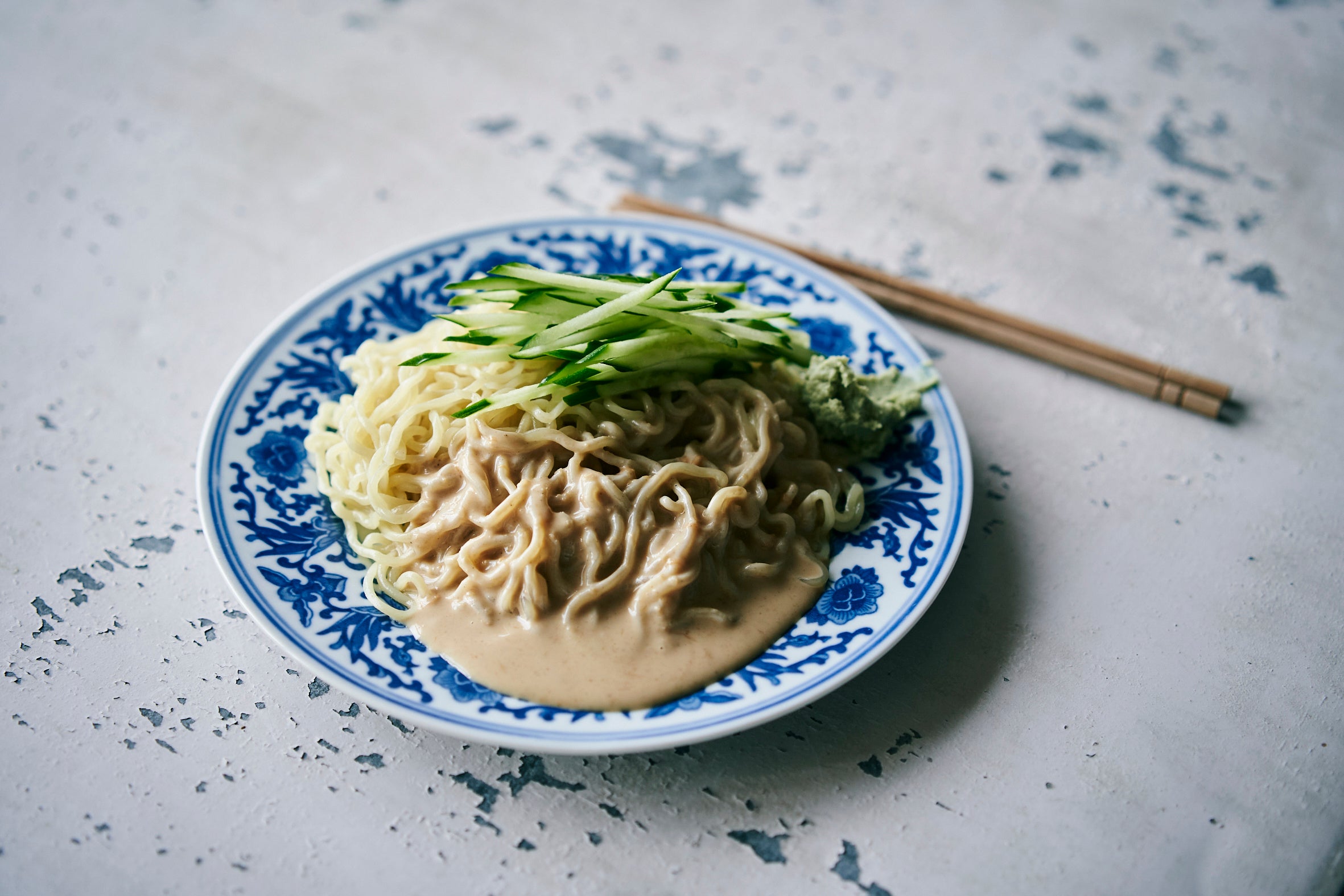 「涼麺（リャンミェン）」のたれは、しゃぶしゃぶ用ごまだれ+ピーナッツバター+にんにくを混ぜて、あっという間に台湾味に！