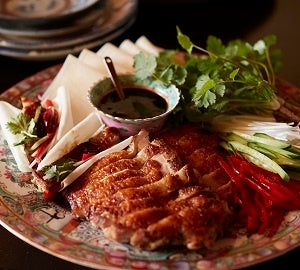 ペキンじゃない ペテンダック  「本来は専用の皮を使うのだけれど、どこでも買える春巻きの皮で代用しているのよ。ダックは鶏肉で作るから、いつでも気軽に食べられるでしょ」