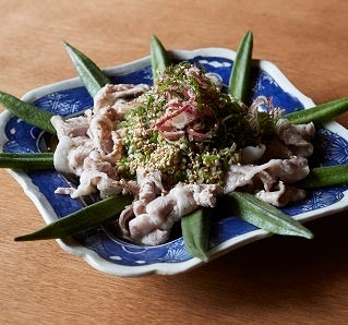 ねばねばトントンサラダ  「おくらのねばねばソースが豚にからまって、食欲のないときや夏バテ防止におすすめ。野菜も肉も、これならたっぷり食べられるわよ」