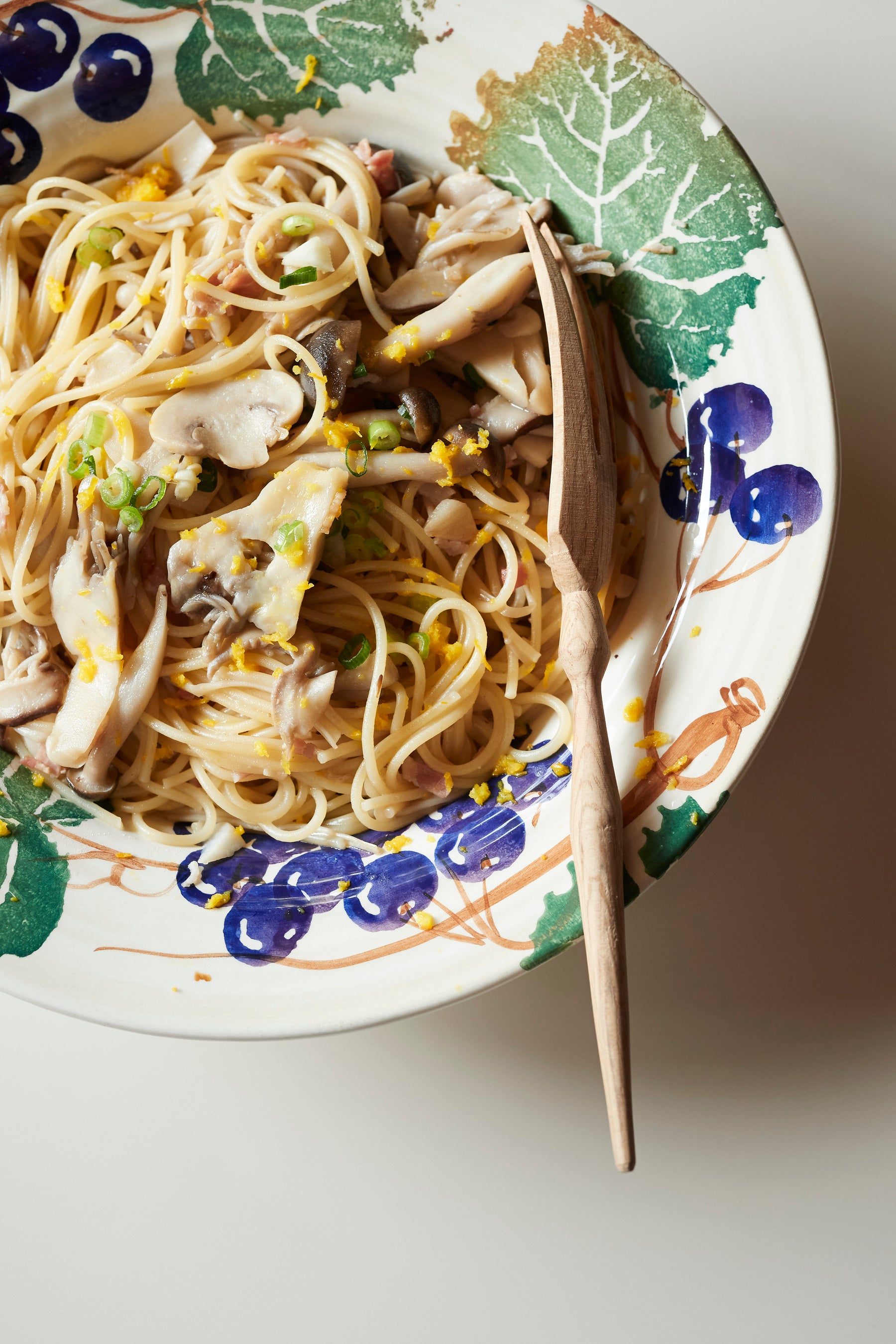 ワンパンでできる「秋のきのこの吸いとりパスタ」