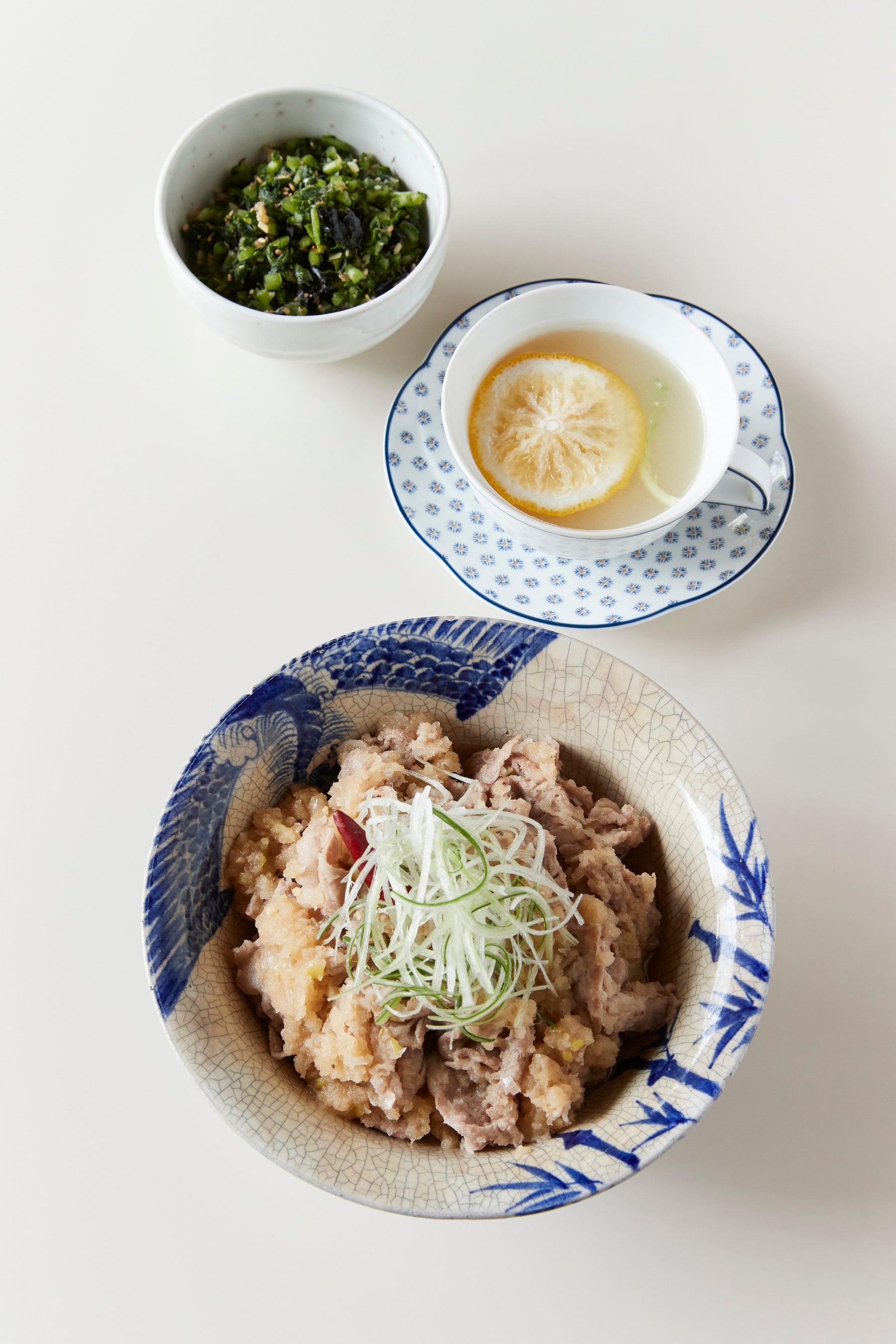 上から「大根葉のふりかけ」「大根でホッとドリンク」。「大根のみぞれ豚」では、大根おろしを使用。