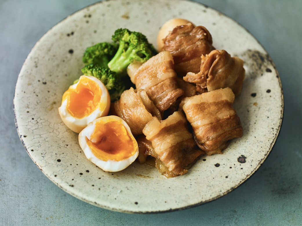 豚ばらとゆで卵の照り煮。豚ばら塊肉で作る豚角煮を同じ部位の薄切り肉で。 塊肉の脂が苦手な人は薄切り肉のほうが食べやすいかもしれません。卵はぜひ半熟で。