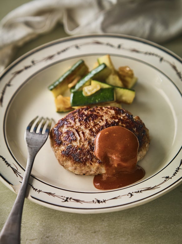我が家のざっくりハンバーグ。ハンバーグというと玉ねぎを炒めて、ひき肉は粘りが出るまでまぜるなど手がかかるイメージですが、 我が家のハンバーグは「生たまねぎ&ざっくり」で8分焼き。ぜひお試しを。